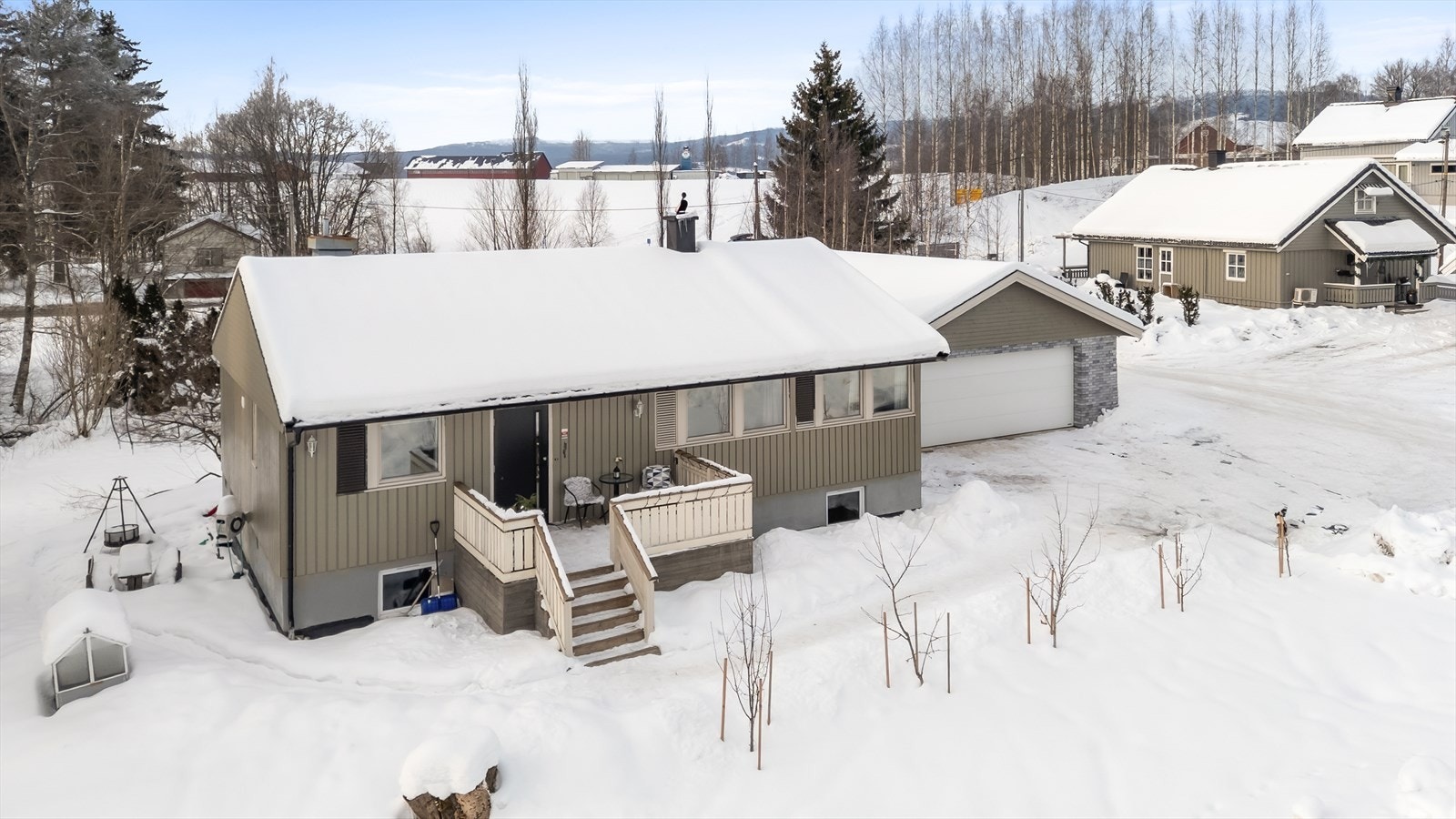 Eiet tomt på 1057,3 m² som er opparbeidet med plen og beplantninger. Galleribilde