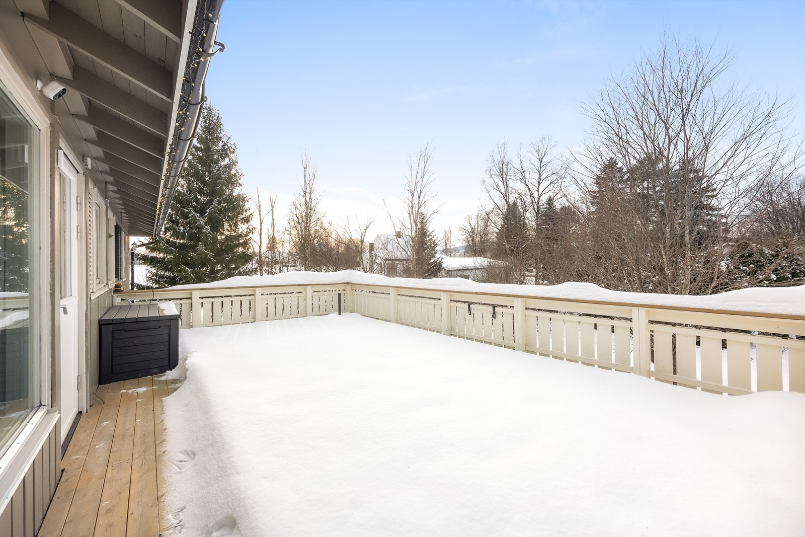 Terrassen er bygget i impregnert trevirke og strekker seg langs store deler av husveggen. Galleribilde