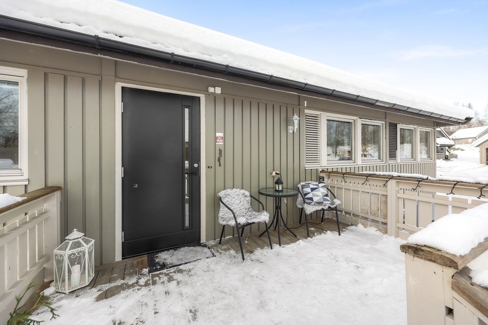 Inngangspartiet har en liten platting med plass til en sittegruppe. Galleribilde