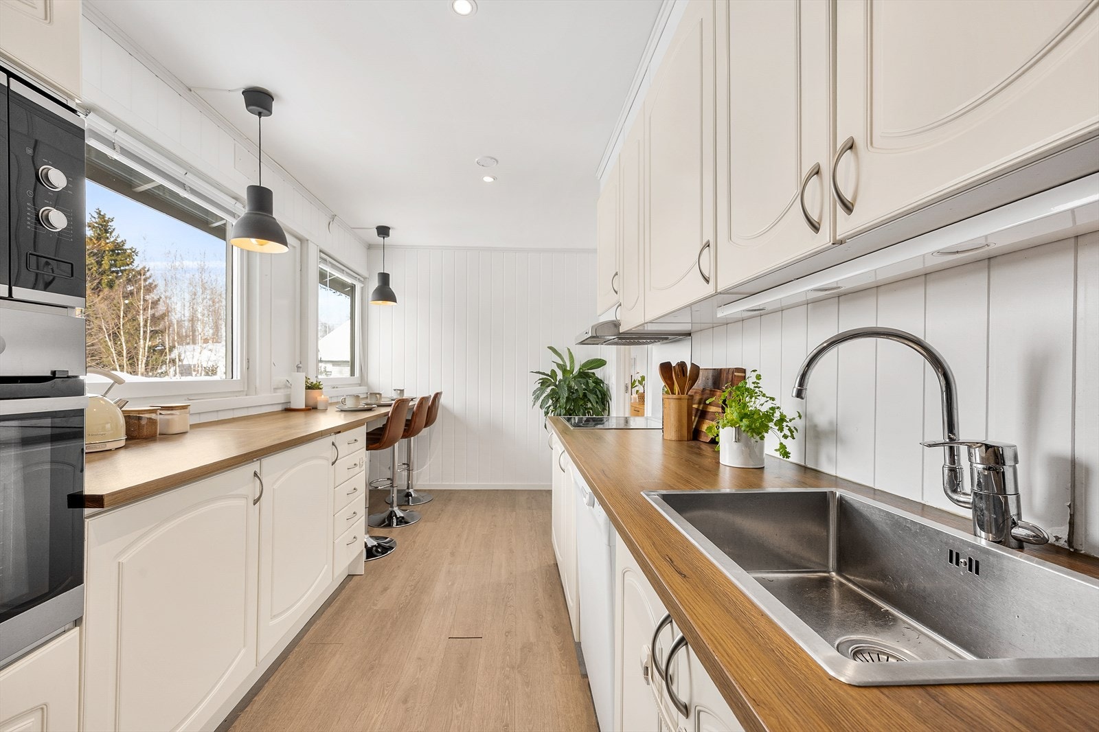 Separat kjøkken med god benk- og skapplass. Galleribilde