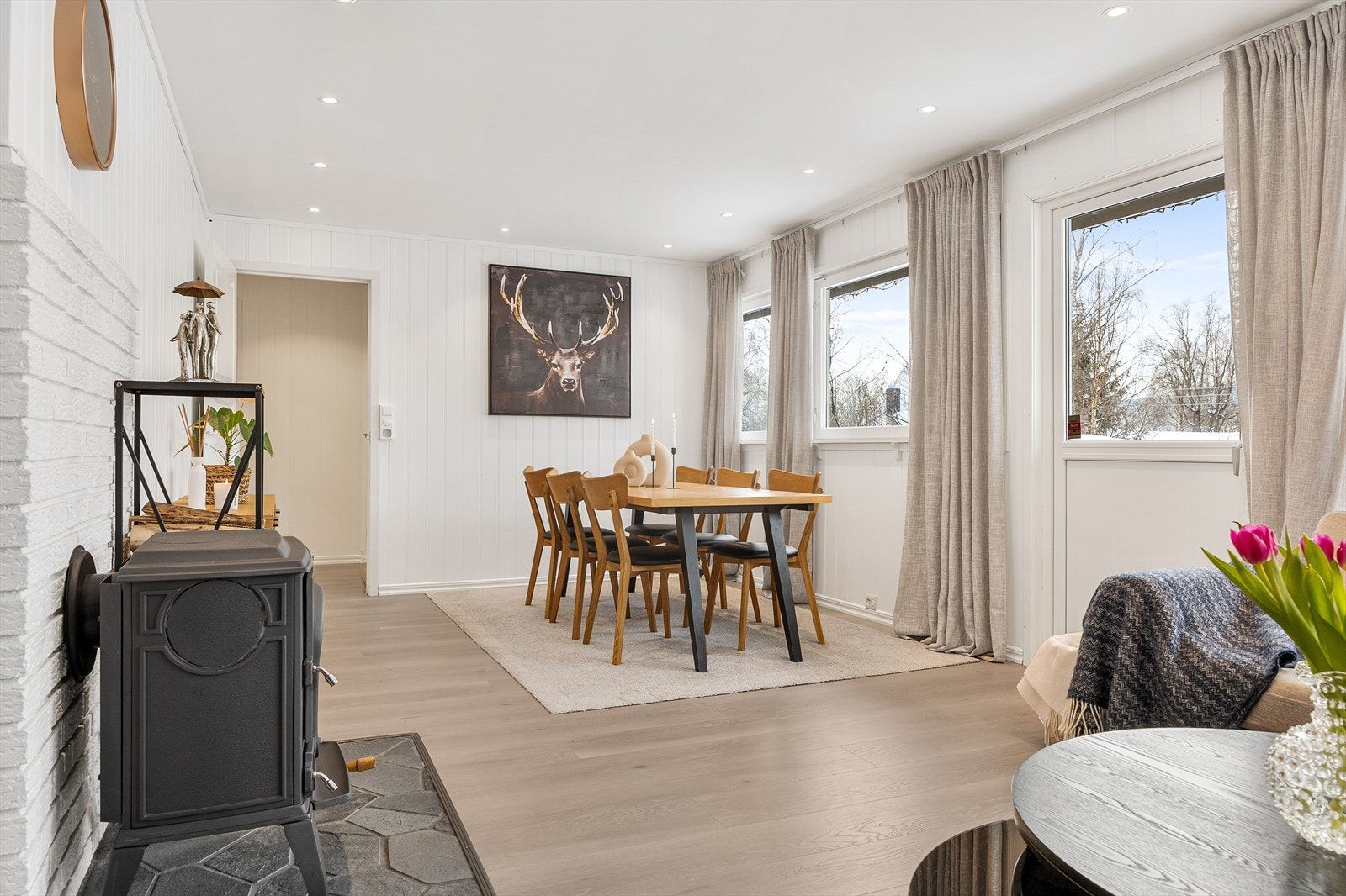 Gjennomgående materialvalg og farger binder rommene sammen på en helhetlig måte. Galleribilde