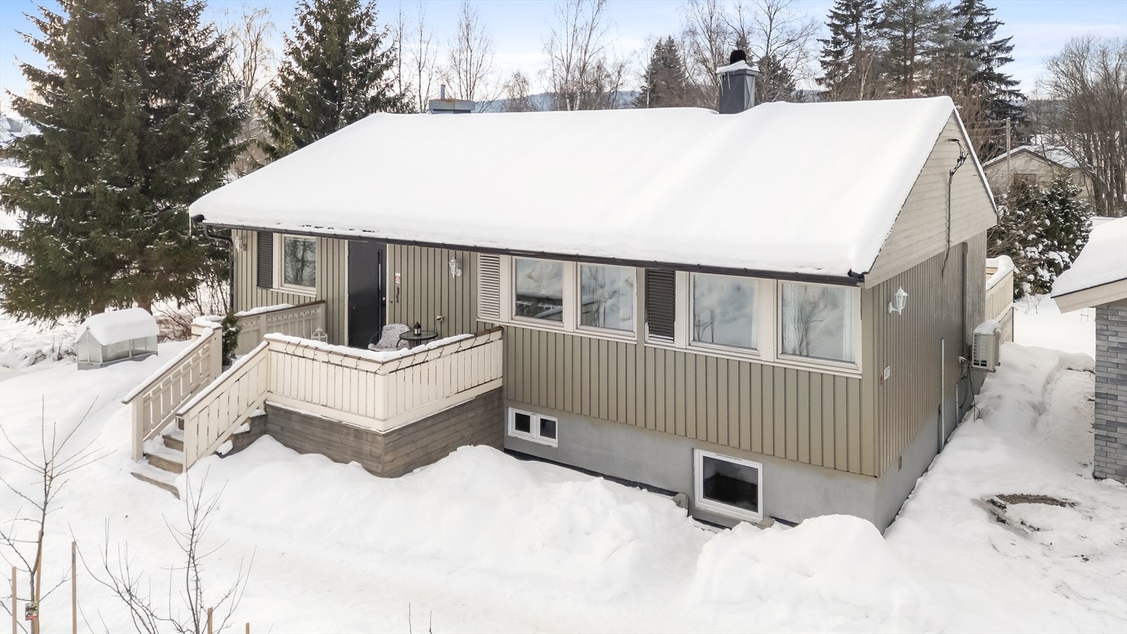 Boligen har en kombinasjon av liggende og stående kledning. Galleribilde