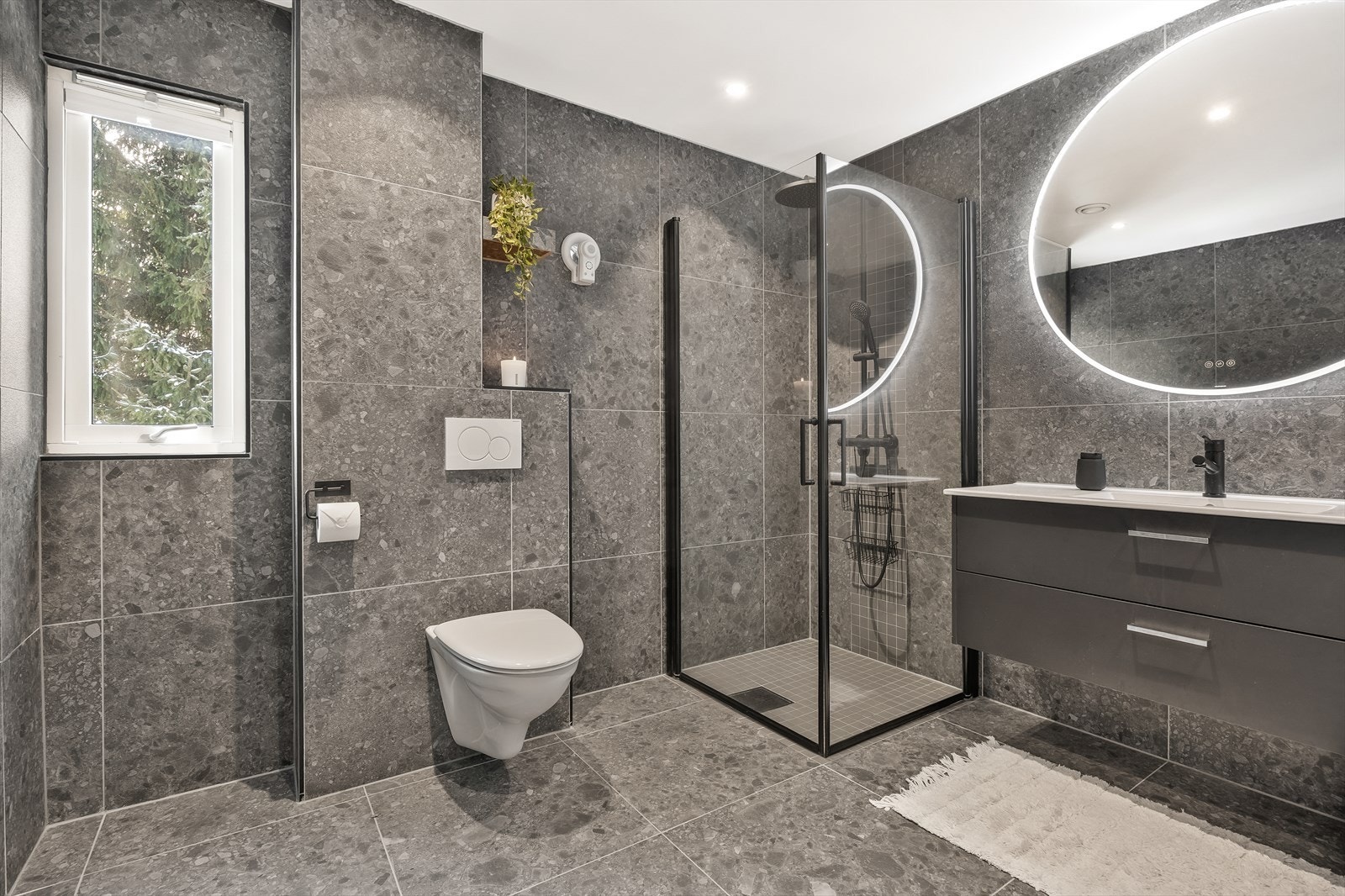 Badet ble modernisert i 2022 med store 60x60 fliser og tidsriktig innredning. Galleribilde