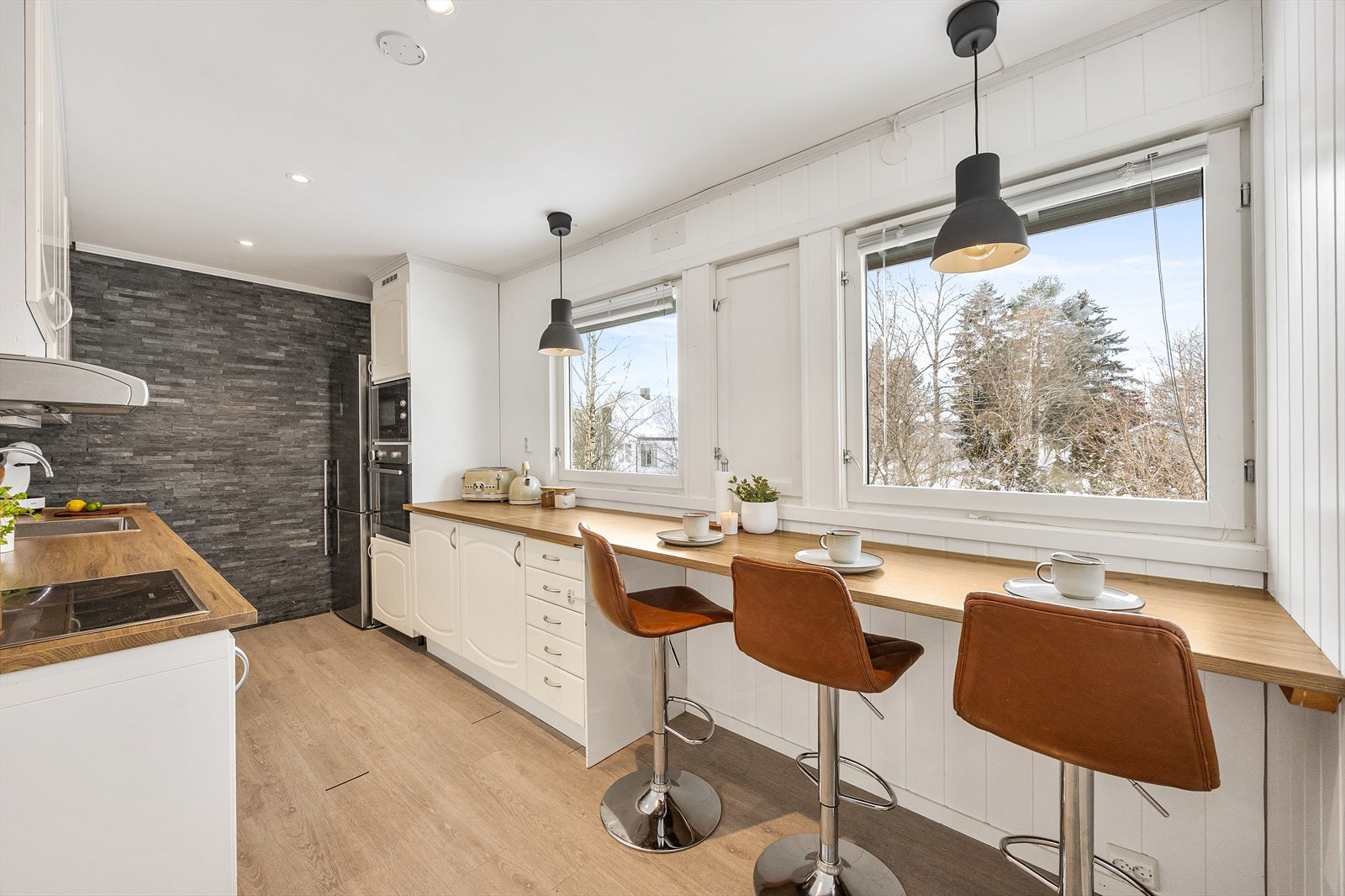 Kjøkkenet er funksjonelt utformet med en god arbeidsbenkeplate og rikelig med lys. Galleribilde