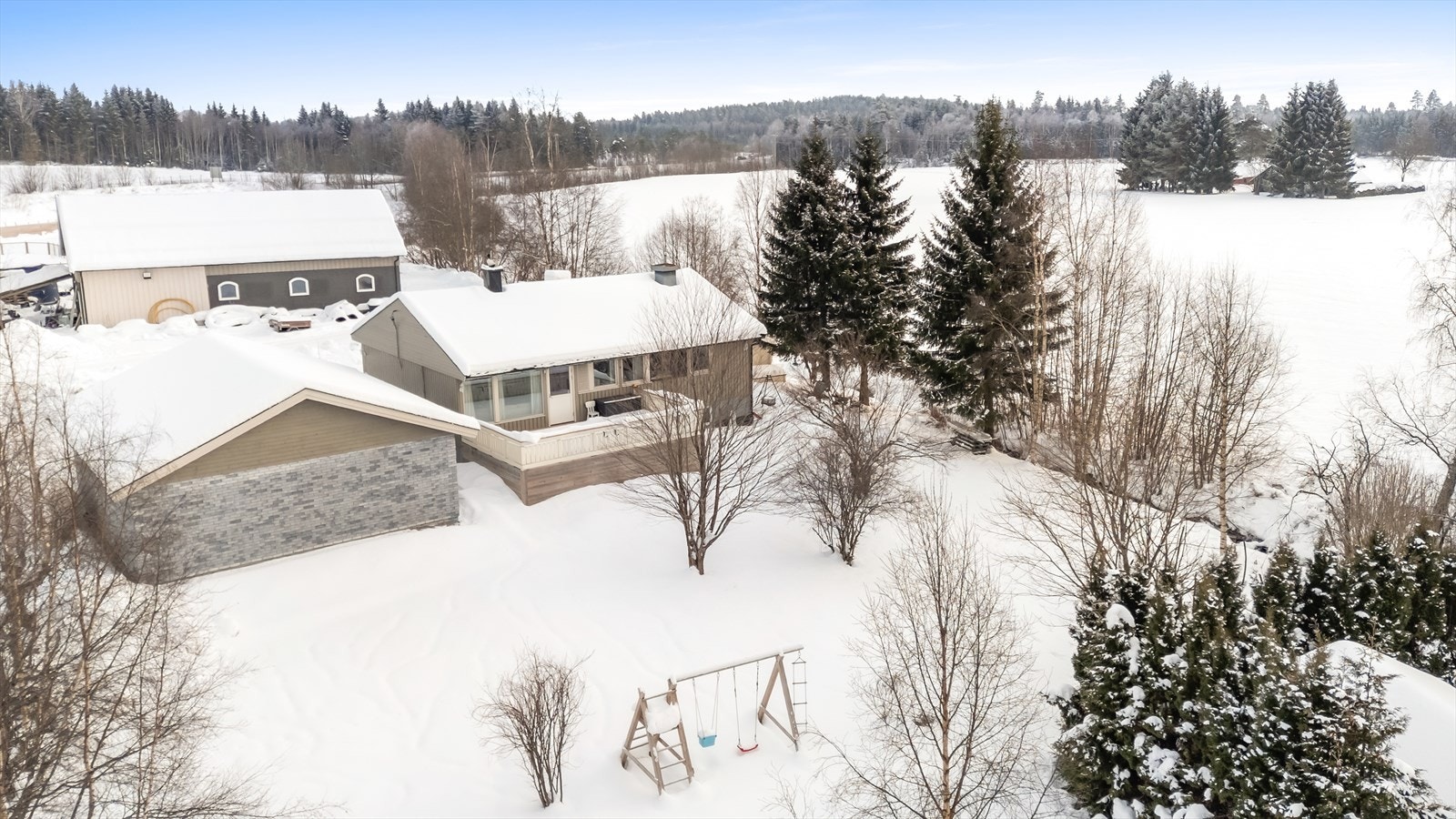 Nabolaget er ideelt for barnefamilier, med trygge omgivelser og plass for lekeapparater på egen tomt. Galleribilde