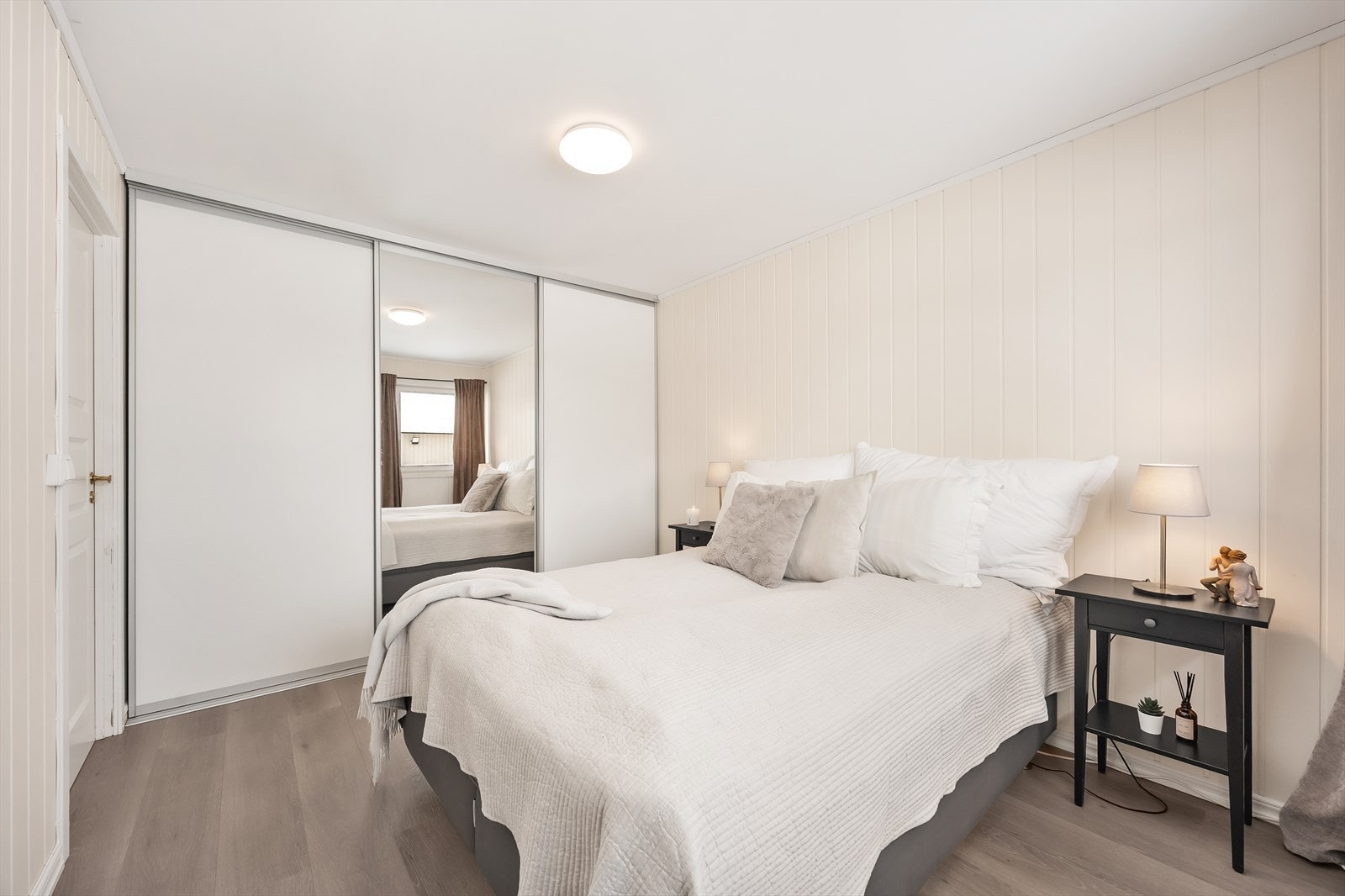 Hovedsoverommet har god plass til dobbeltseng og en stor skyvedørsgarderobe med speilfronter. Galleribilde