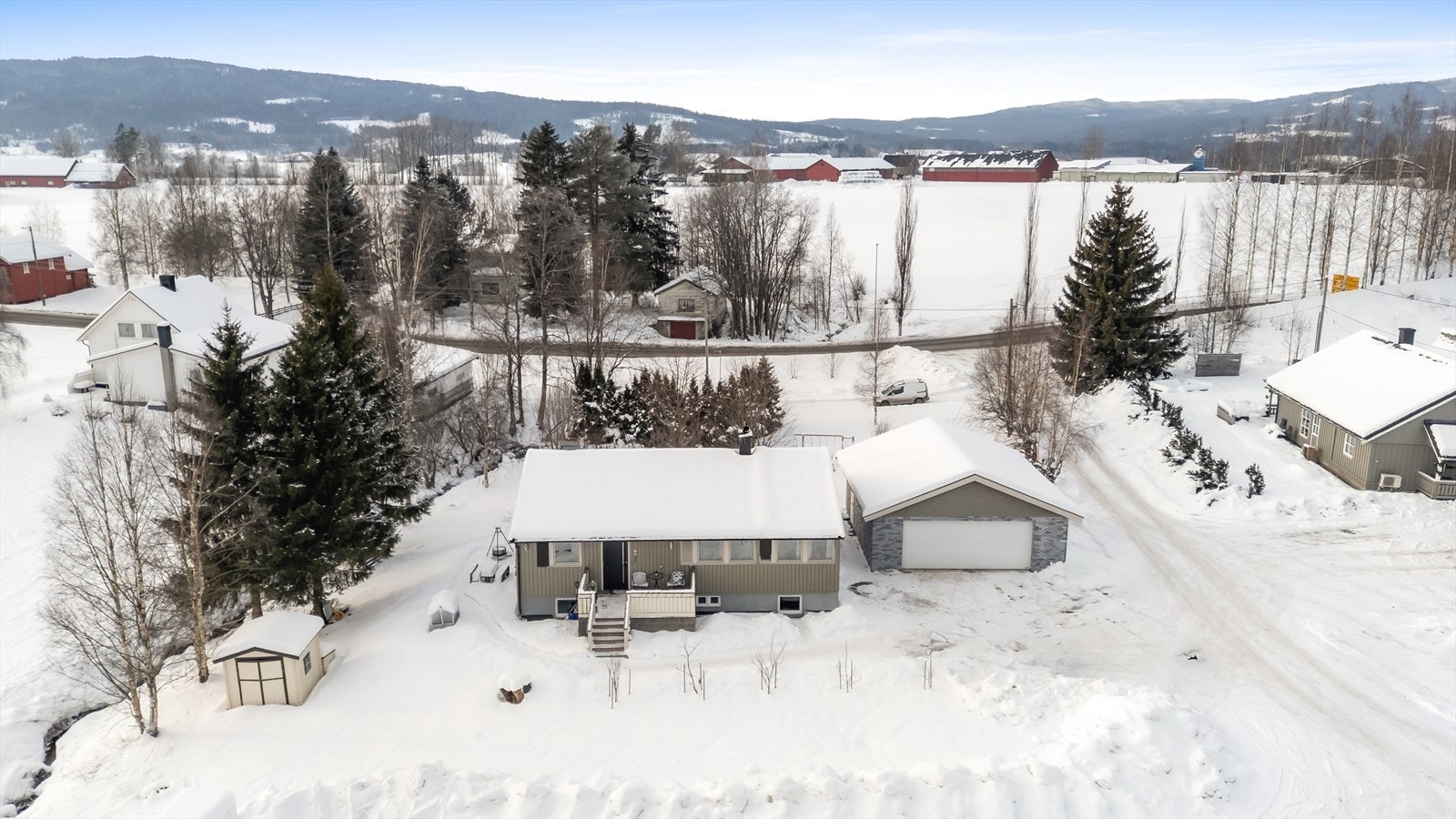 Fra eiendommen er det kort vei til både skoler og barnehager, som Maura skole og Solheim barnehage. Galleribilde