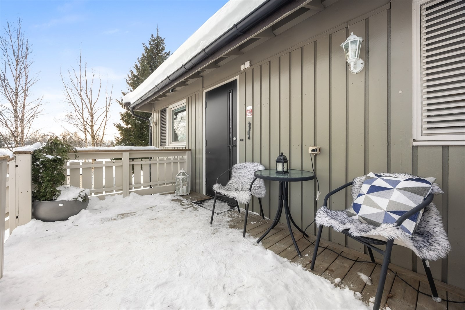 Ytterdøren er av nyere dato og gir et moderne førsteinntrykk. Galleribilde