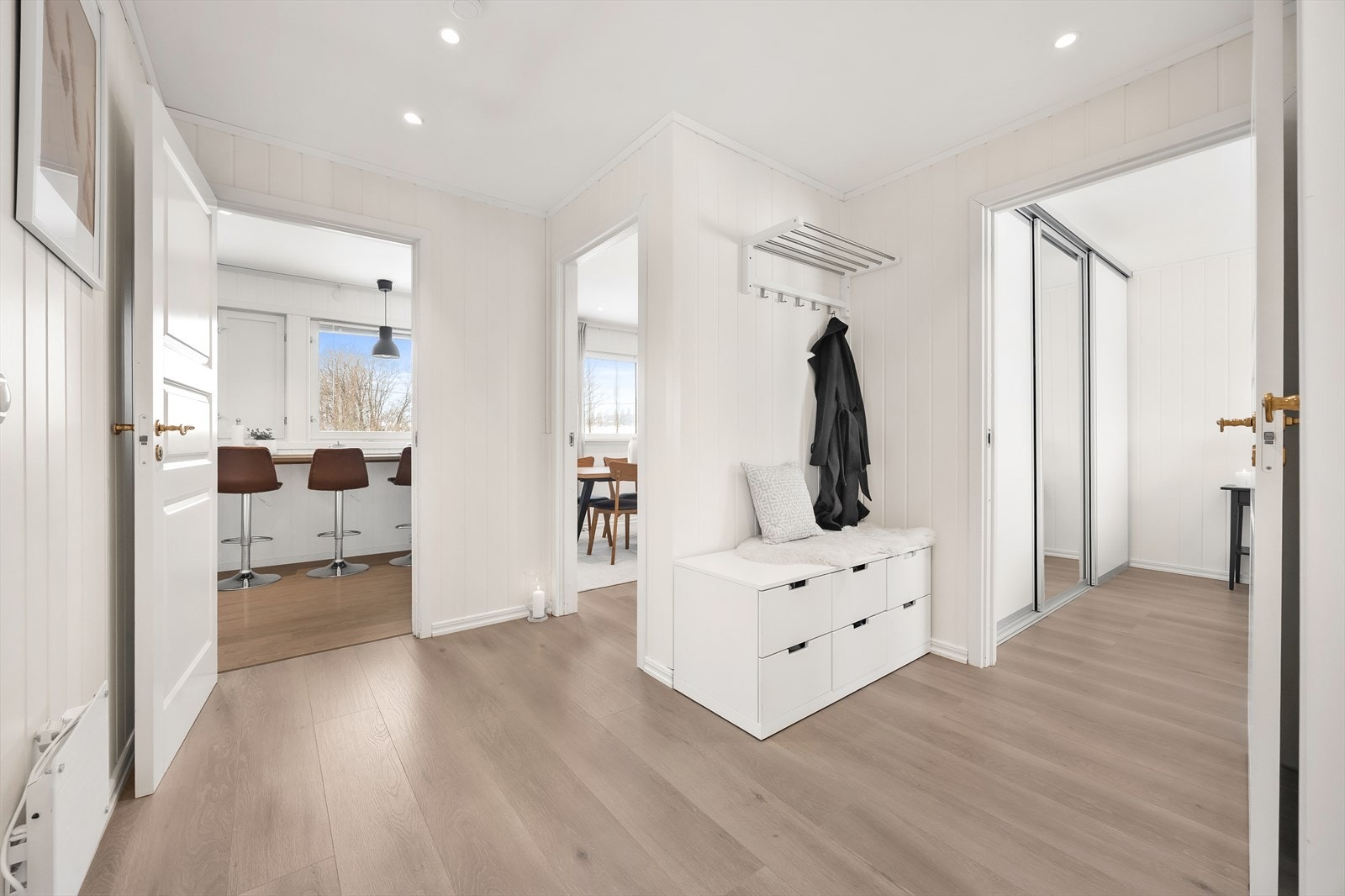 Her er det god plass for å henge fra seg yttertøy og sette fra seg sko. Galleribilde