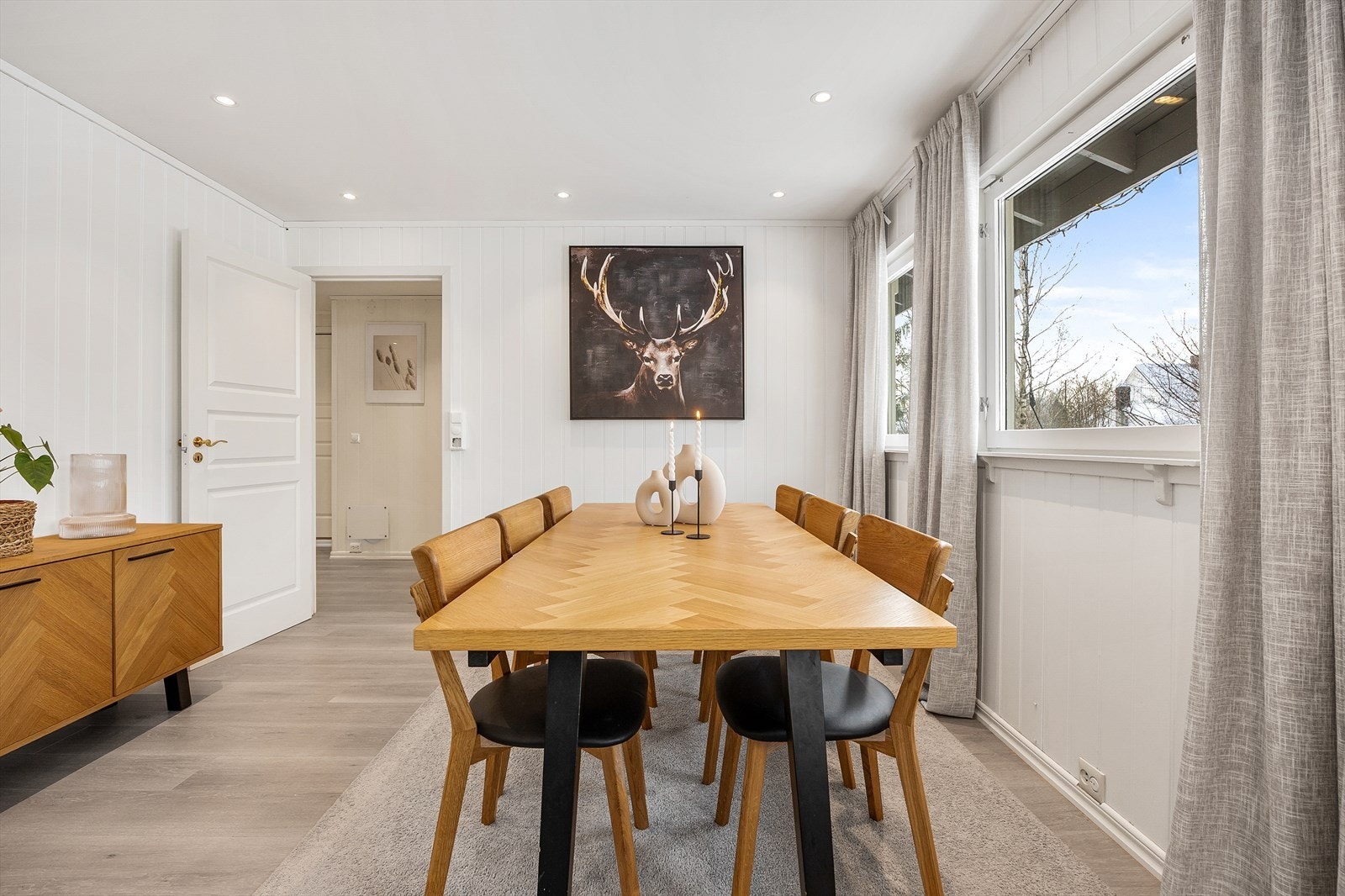 Spisestuen har god plass for sosiale sammenkomster med familie og venner. Galleribilde