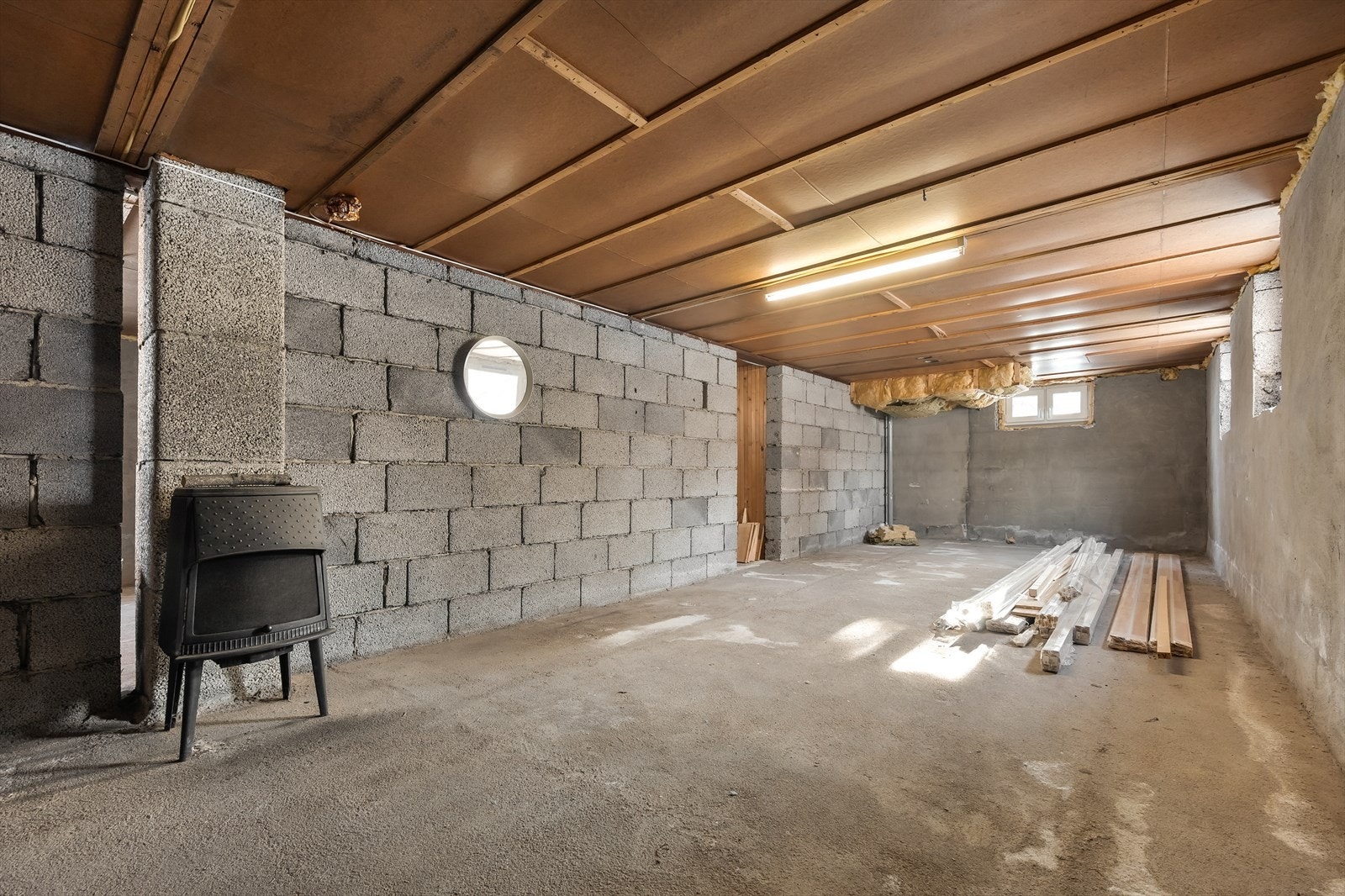 Grovkjelleren har overflater av betong og leca, og gir mange muligheter for verksted, oppbevaring eller liknende. Galleribilde