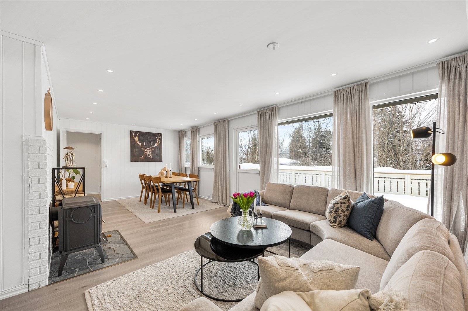 Store vindusflater gir rikelig med naturlig lys og utsyn mot uteområdet. Galleribilde