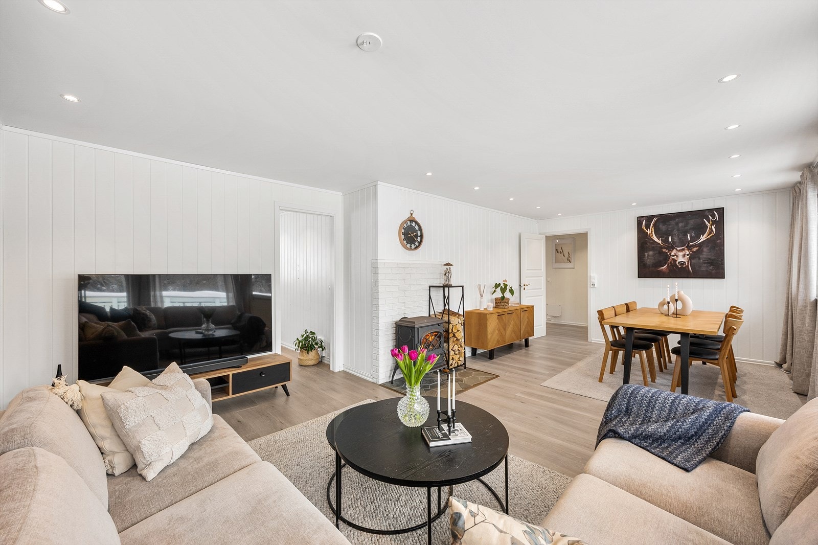 Den åpne løsningen mellom stue og spisestue skaper en sosial og luftig sone. Galleribilde