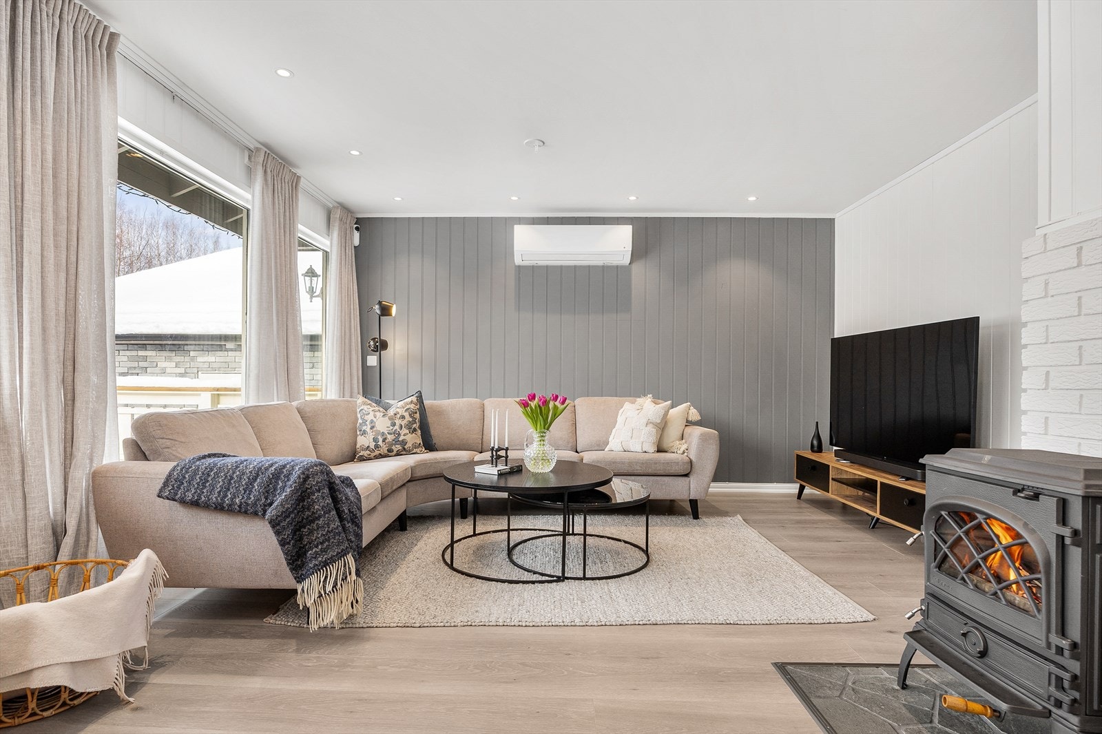 Stuen er et sentralt samlingspunkt med direkte utgang til den vestvendte terrassen. Galleribilde