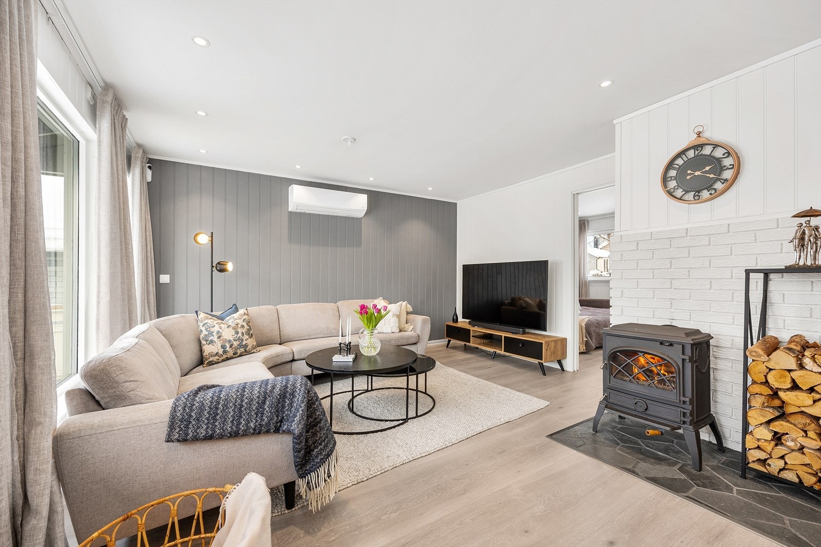 Ildstedet gir ekstra varme og en hyggelig atmosfære på kalde dager. Galleribilde