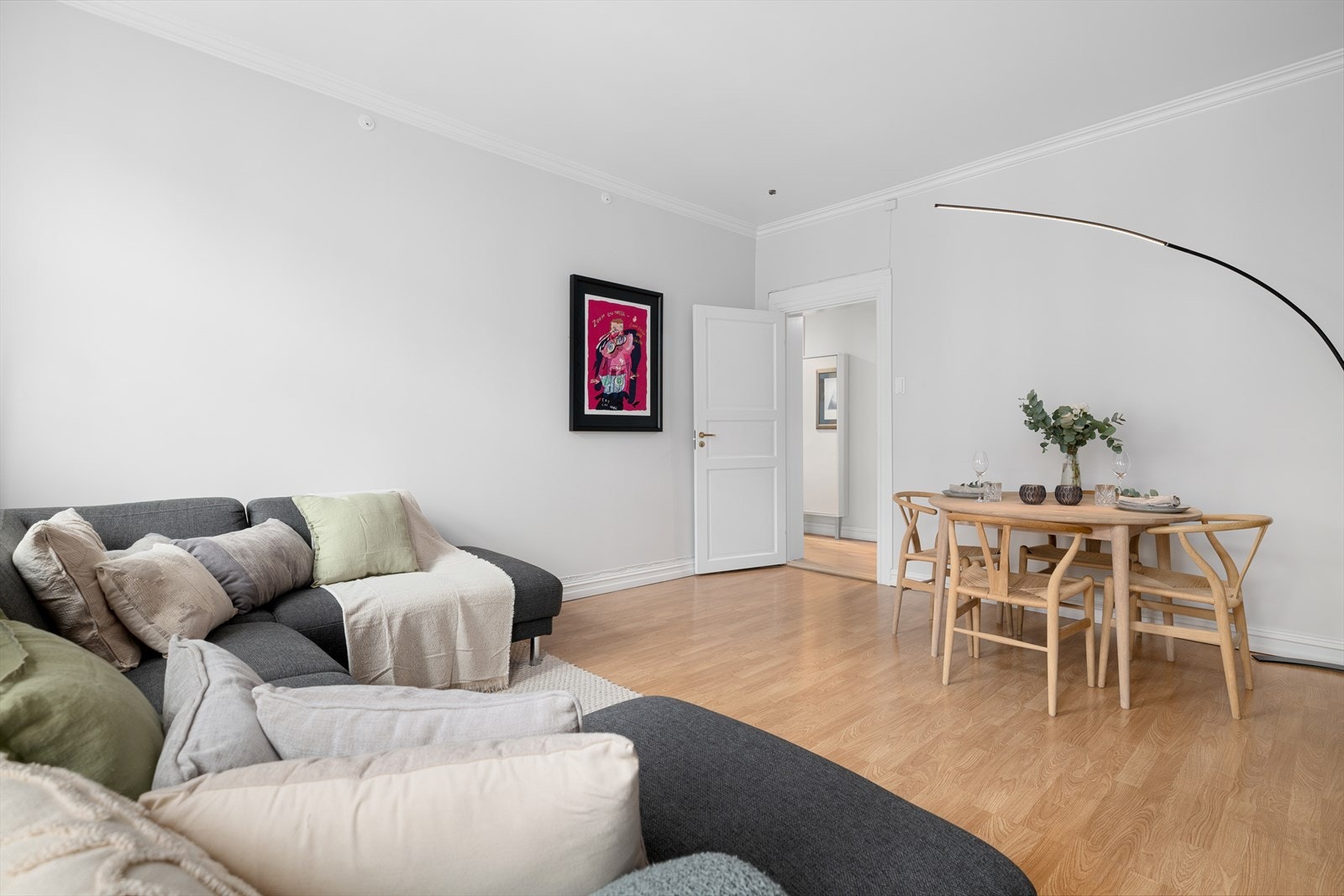 Stuen har en god størrelse som gir naturlig plass til både sofakrok og spisebord. Galleribilde