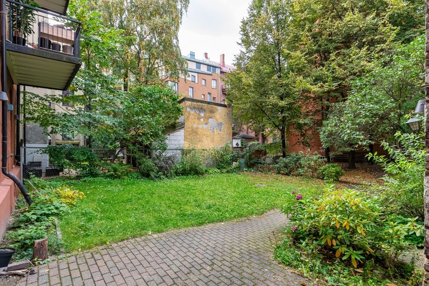 På sommeren er bakgården en frodig oase man kan tilbringe varme dager. Galleribilde