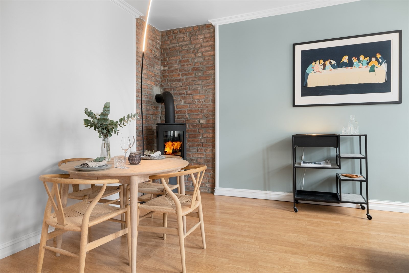 Spisebordet blir det naturlige samlingspunktet når man inviterer venner og familie til hyggelige lag. Galleribilde