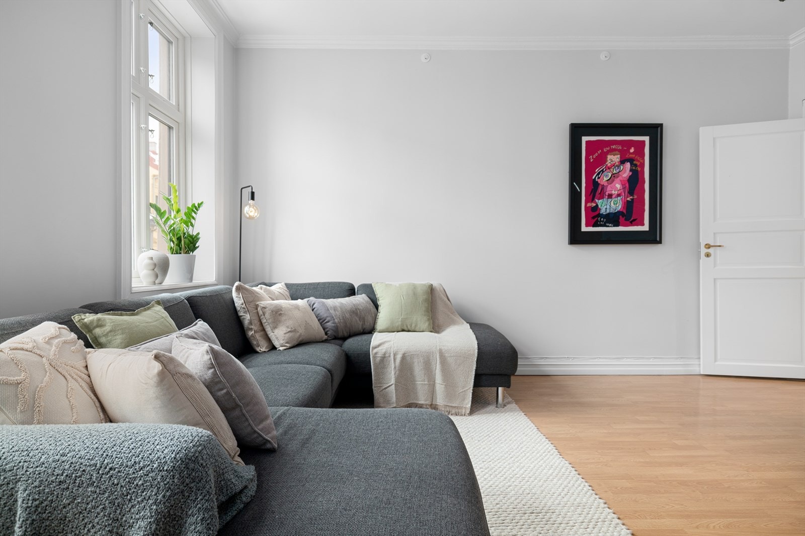 Takhøyde på 2,79 meter i stuen gjør rommet svært luftig, samtidig som de slipper inn rikelig med naturlig lys. Vinduer ble skiftet i 2022 og har god isolasjonsevne. Galleribilde