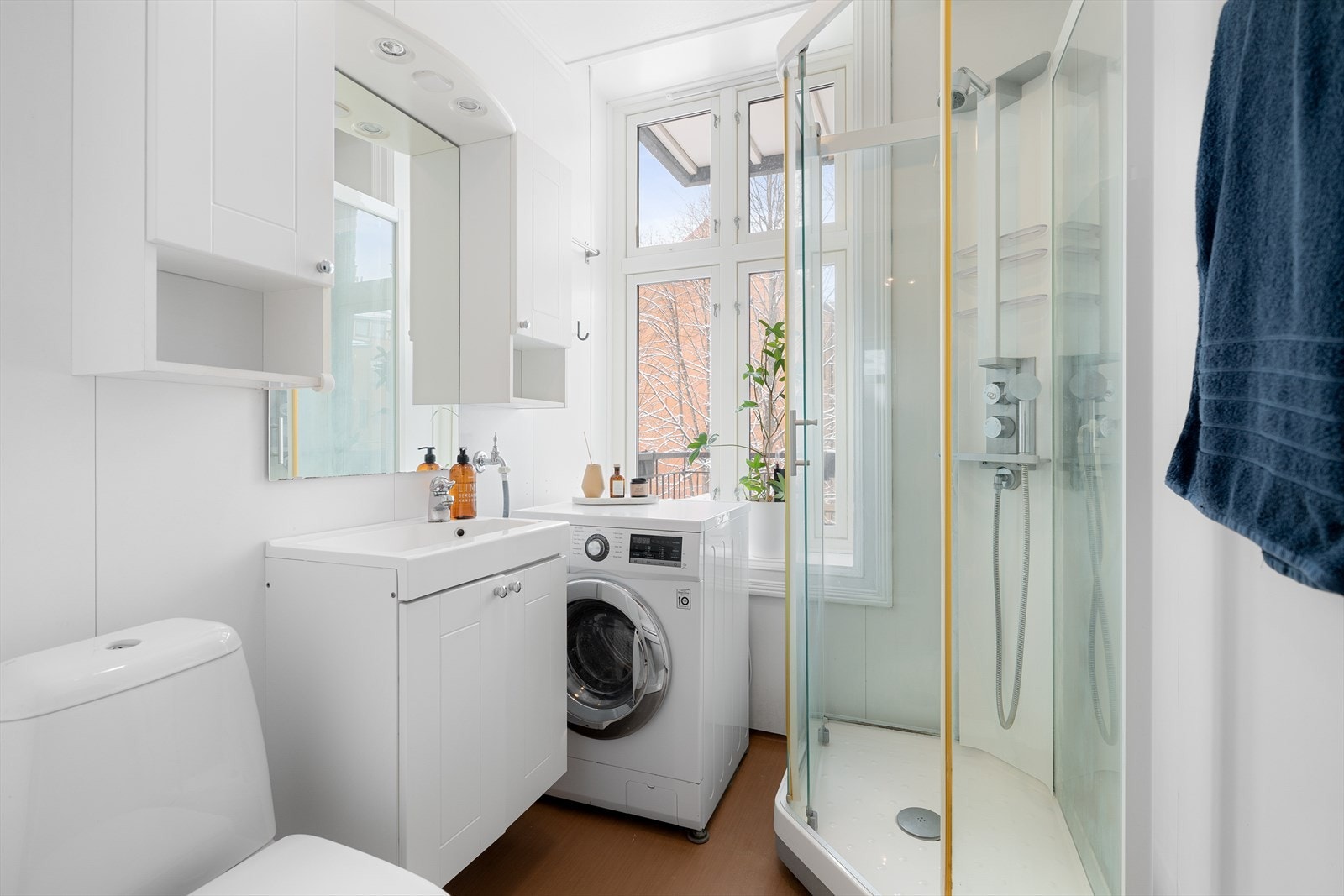 Eldre bad med opplegg for vaskemaskin og dusjkabinett. Galleribilde