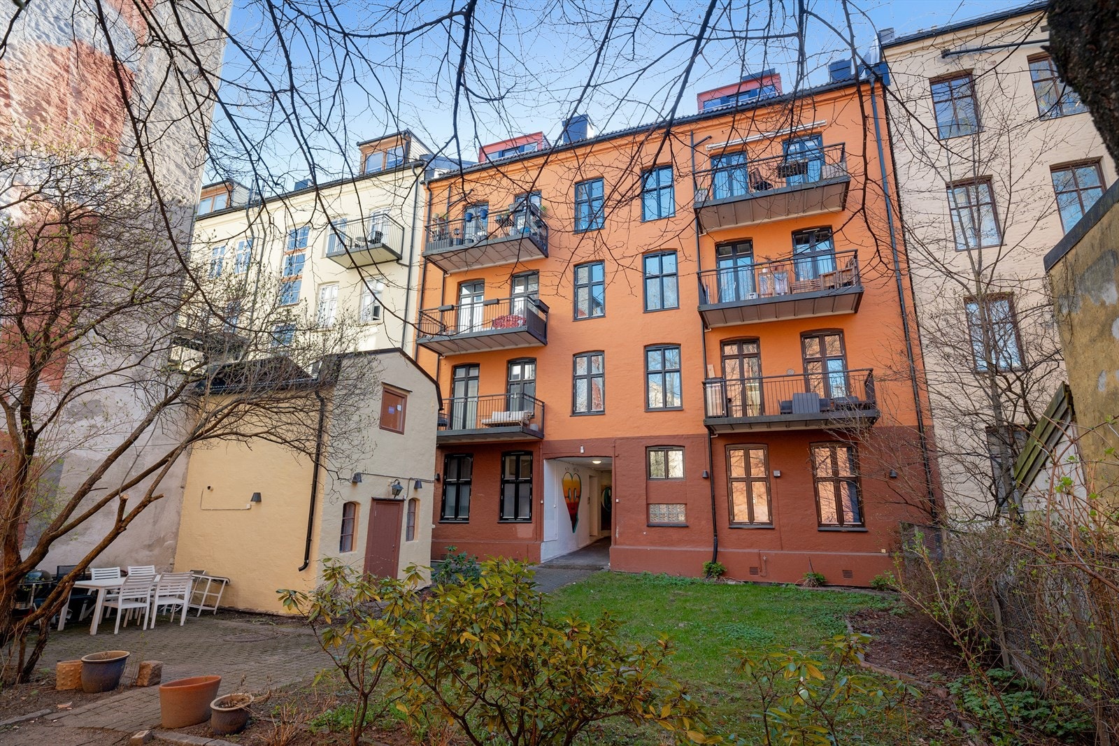 Koselig bakgård med stallbygning som er oppusset i nyere tid. Galleribilde