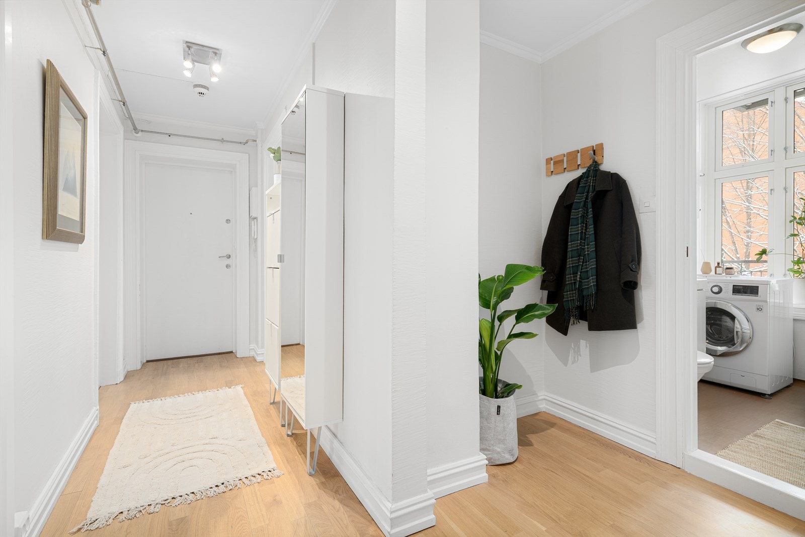 Velkommen inn! Gangen har godt med oppbevaringsplass. Galleribilde