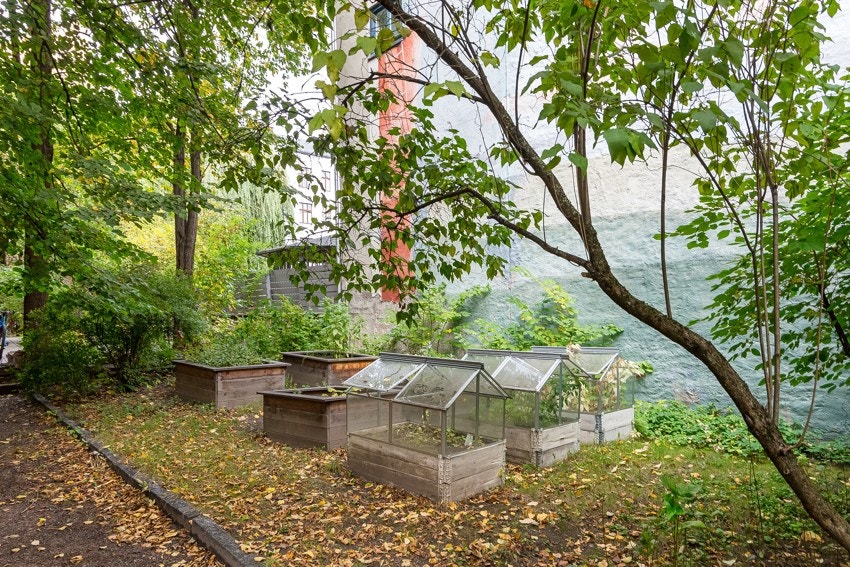 Det er også små plantekasser man kan benytte. Styret har opplyst at disse vil oppgraderes i 2026. Galleribilde