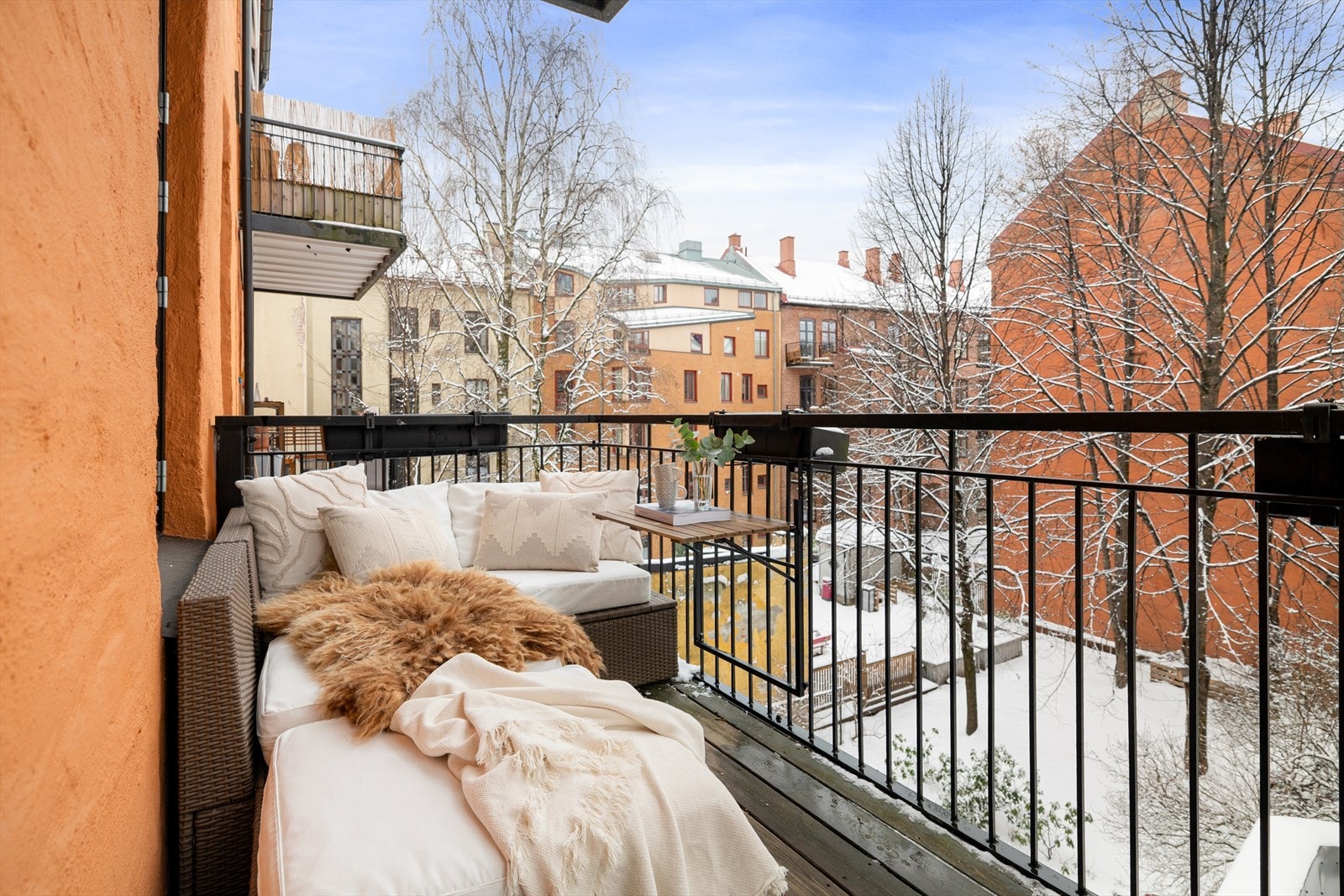 Idyllisk og romslig balkong vendt mot bakgården. Galleribilde