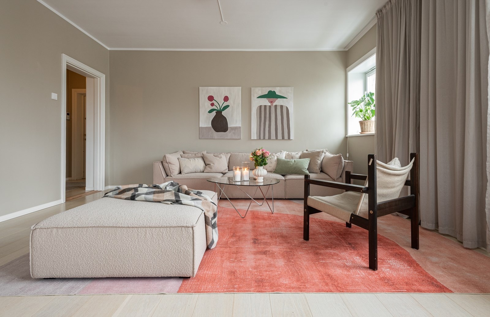 Boligens stue er lys og innbydende med store vindusflater som slipper inn rikelig med dagslys. Galleribilde