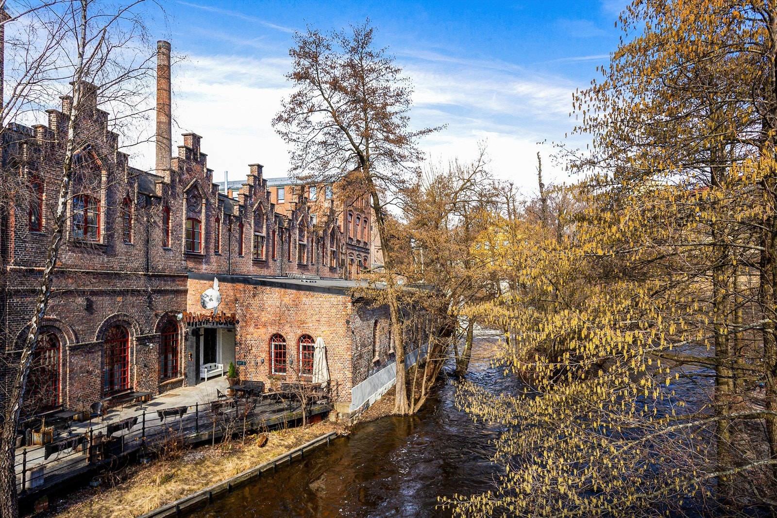 Akerselva har sitt utspring i Maridalsvannet, Oslos største innsjø. Langs elva finnes utallige sjarmerende steder hvor du kan stoppe for deilig påfyll av mat, drikke, kunst og fortellinger. Galleribilde