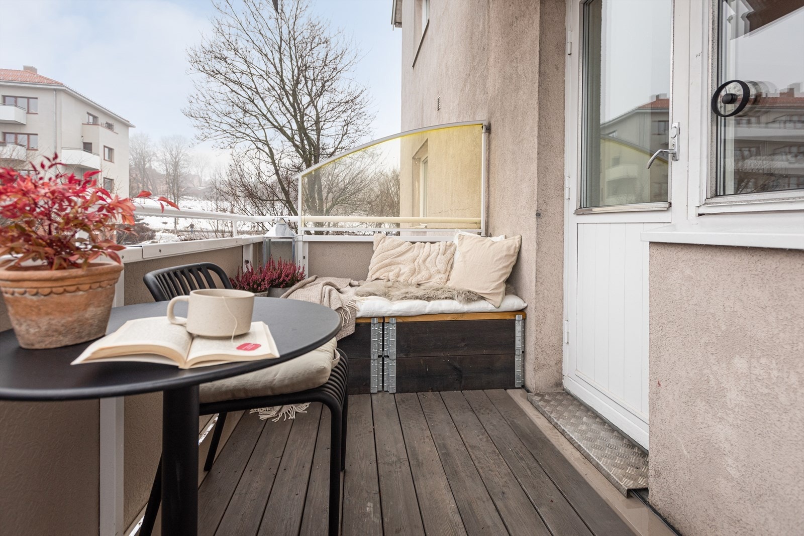 Leiligheten har en luftig og usjenert beliggenhet, godt skjermet fra både innsyn og trafikkstøy. Galleribilde