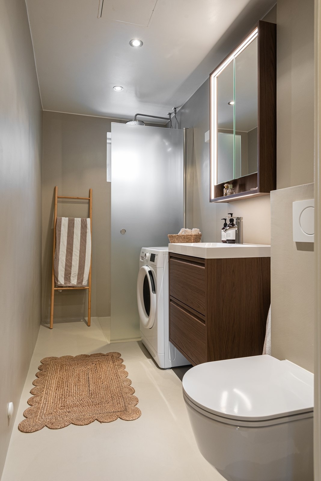 Badet ble modernisert i 2025 med ny baderomsinnredning og mikrosement. Galleribilde