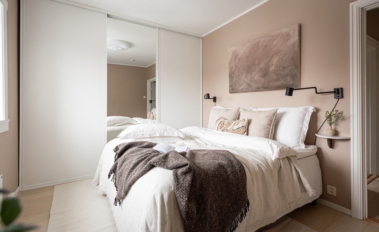 Boligen har to gode soverom, begge med plass til seng og romslig garderobeskap. Galleribilde