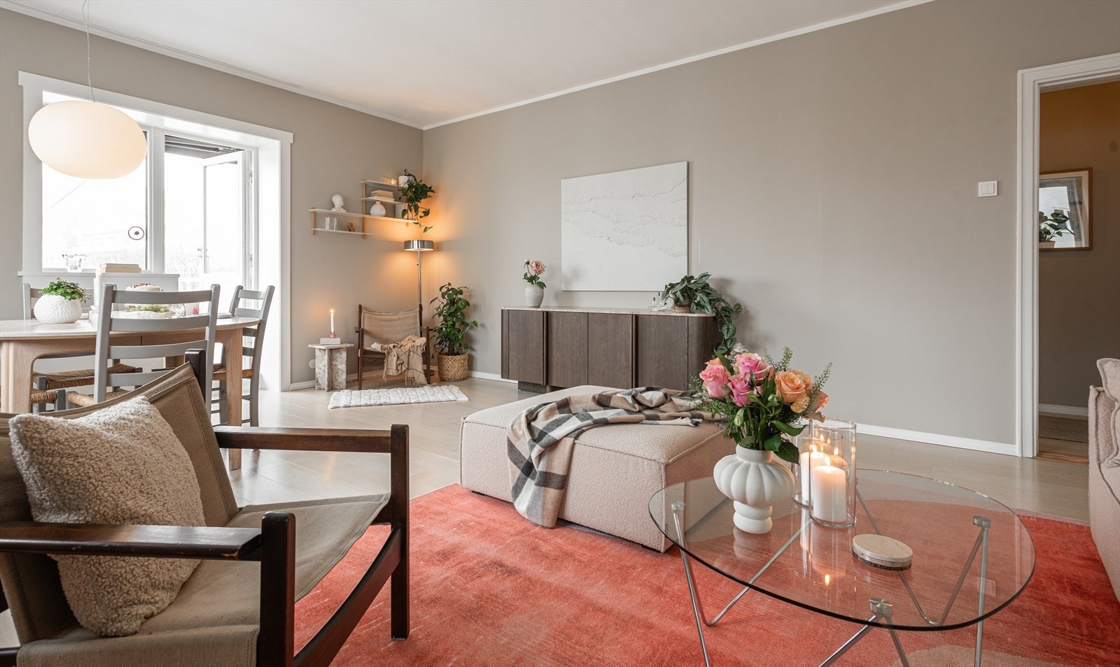 Planløsningen er romslig og fleksibel, med flere mulige møbleringsalternativer - ideelt for både hverdagsliv og selskap. Galleribilde