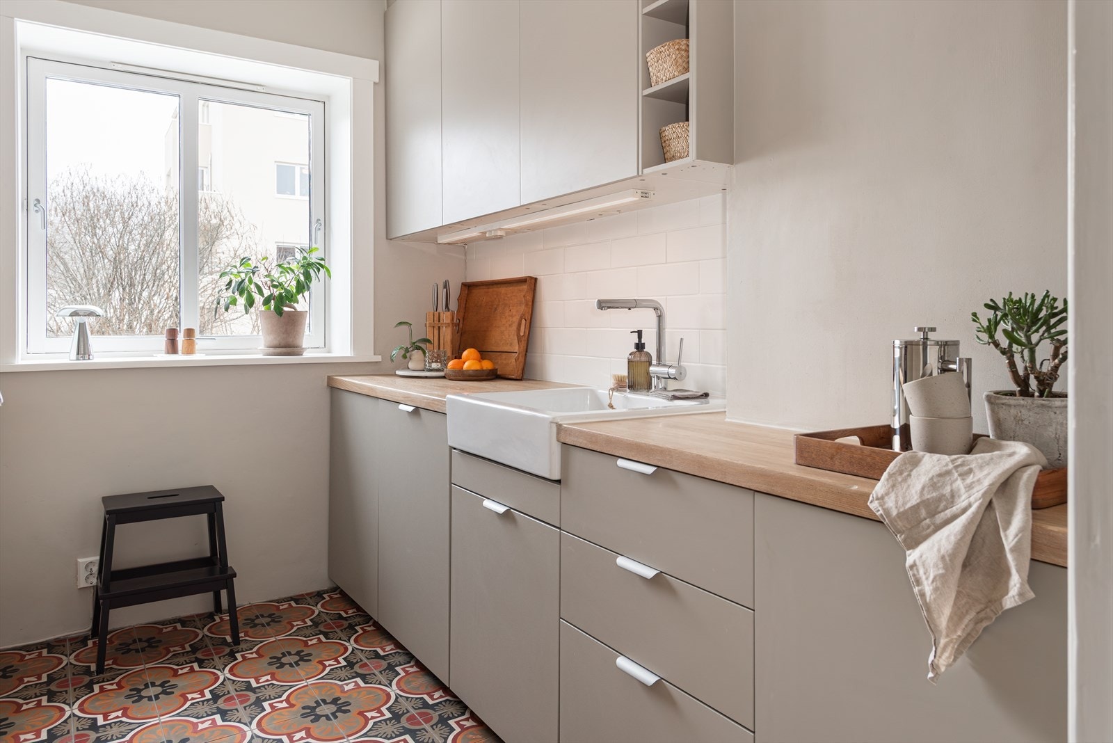 Kjøkken fra 2014 med takhøye overskap og integrerte hvitevarer. Galleribilde