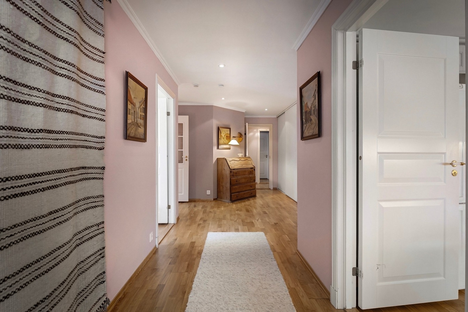 Boligen har noe moderniseringsbehov, noe som gir en flott mulighet til å skape et hjem etter egne ønsker og behov. Her kan du virkelig sette ditt eget preg og utvikle boligens fulle potensial. Galleribilde