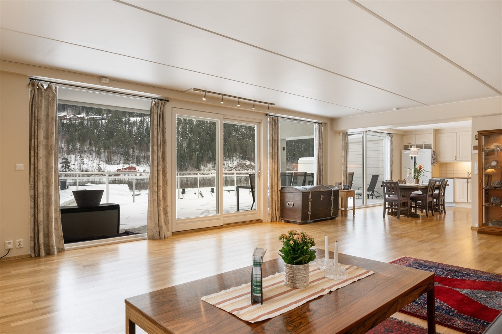 Store vindusflater og skyvedør som går ut til en romslig veranda. Galleribilde