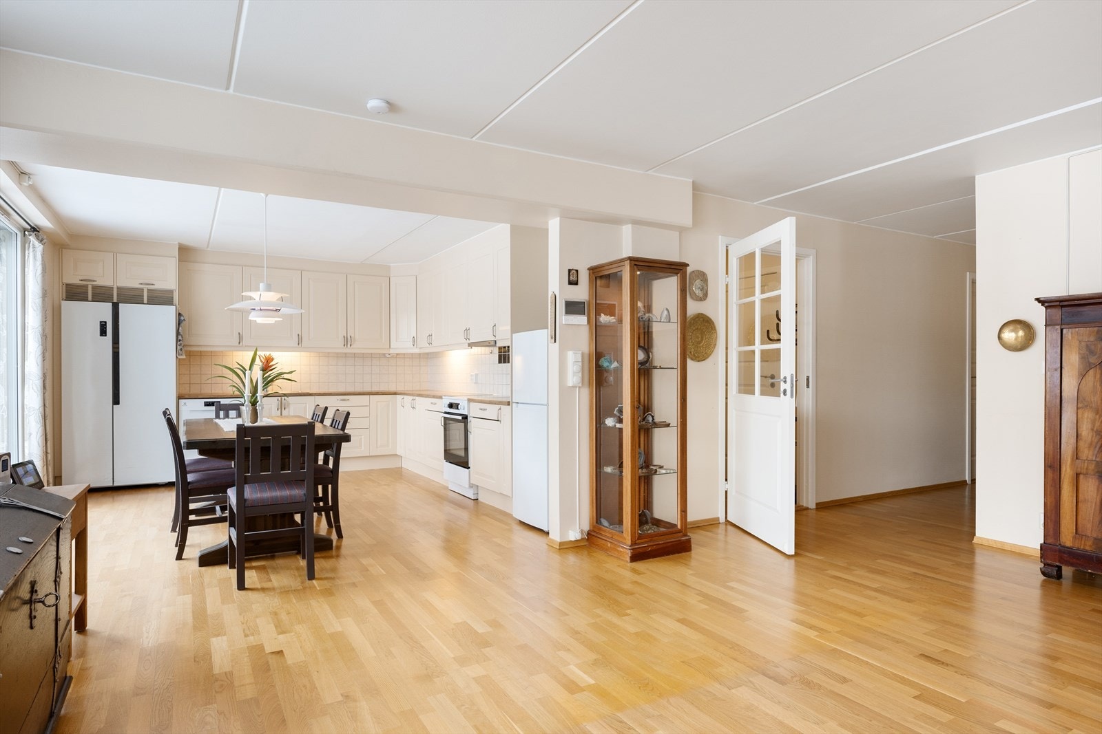 Pent kjøkken med innredning fra byggeår. Galleribilde