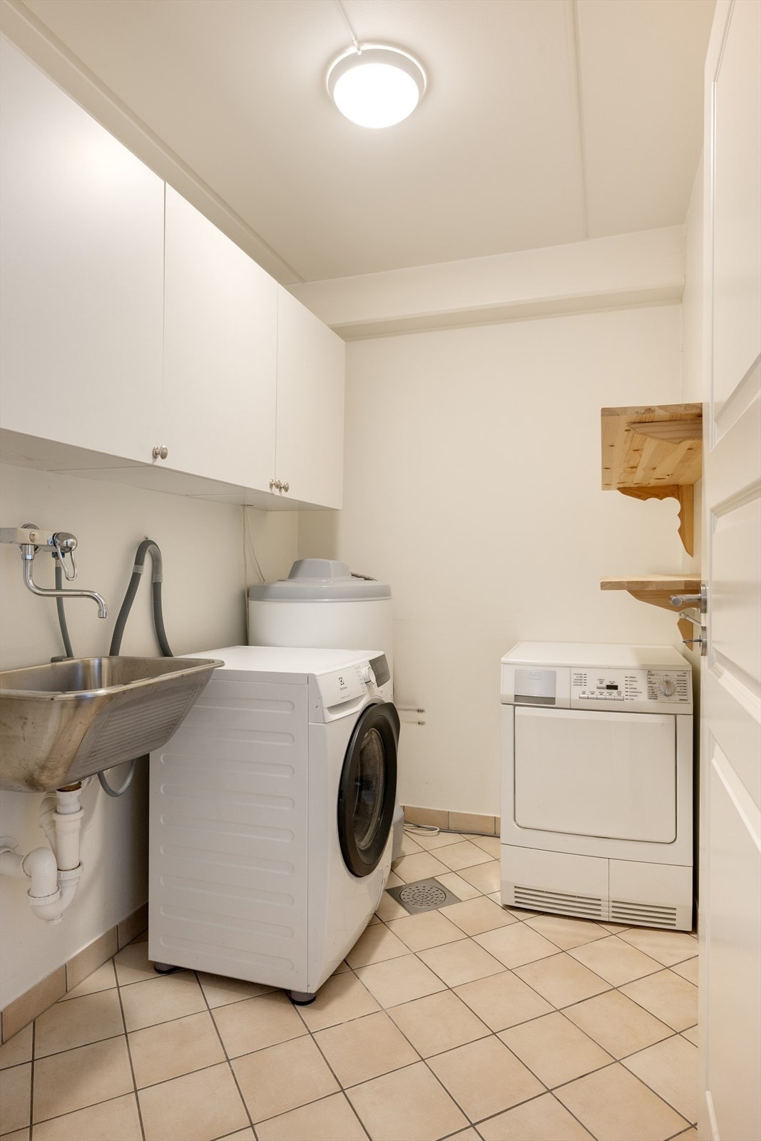 Vaskerommet har opplegg for vaskemaskin og stålkum. Elektriske varmekabler i gulv. Galleribilde