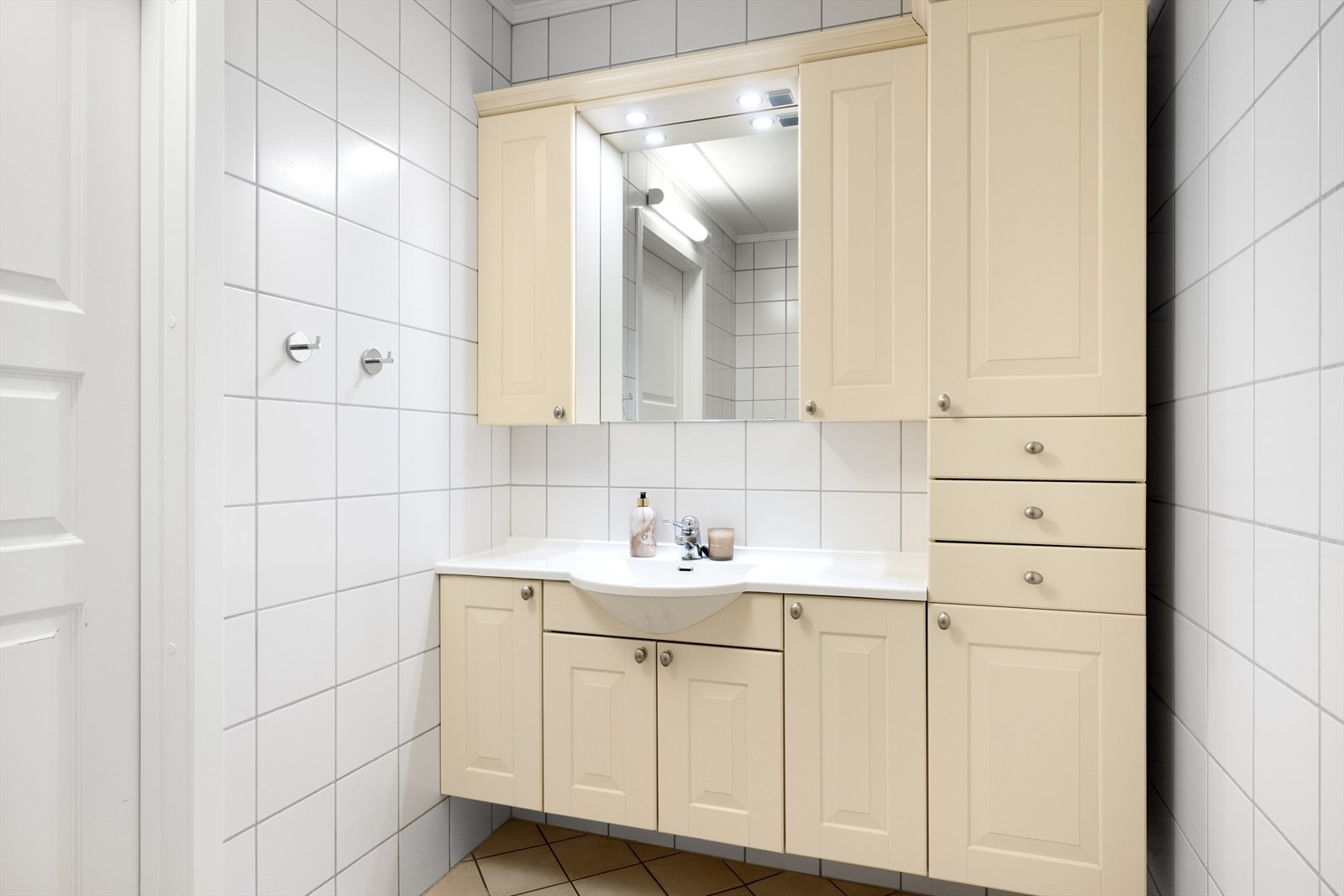 Rommet har servant m/skap, toalett og dusjvegger/hjørne. Galleribilde