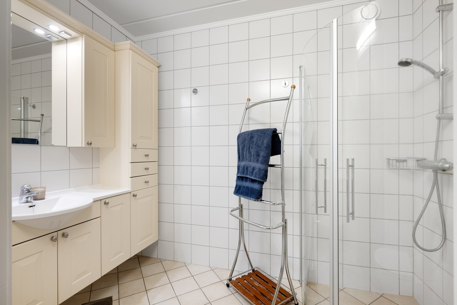 Baderom av god størrelse fra byggeår. Elektriske varmekabler i gulv. Galleribilde