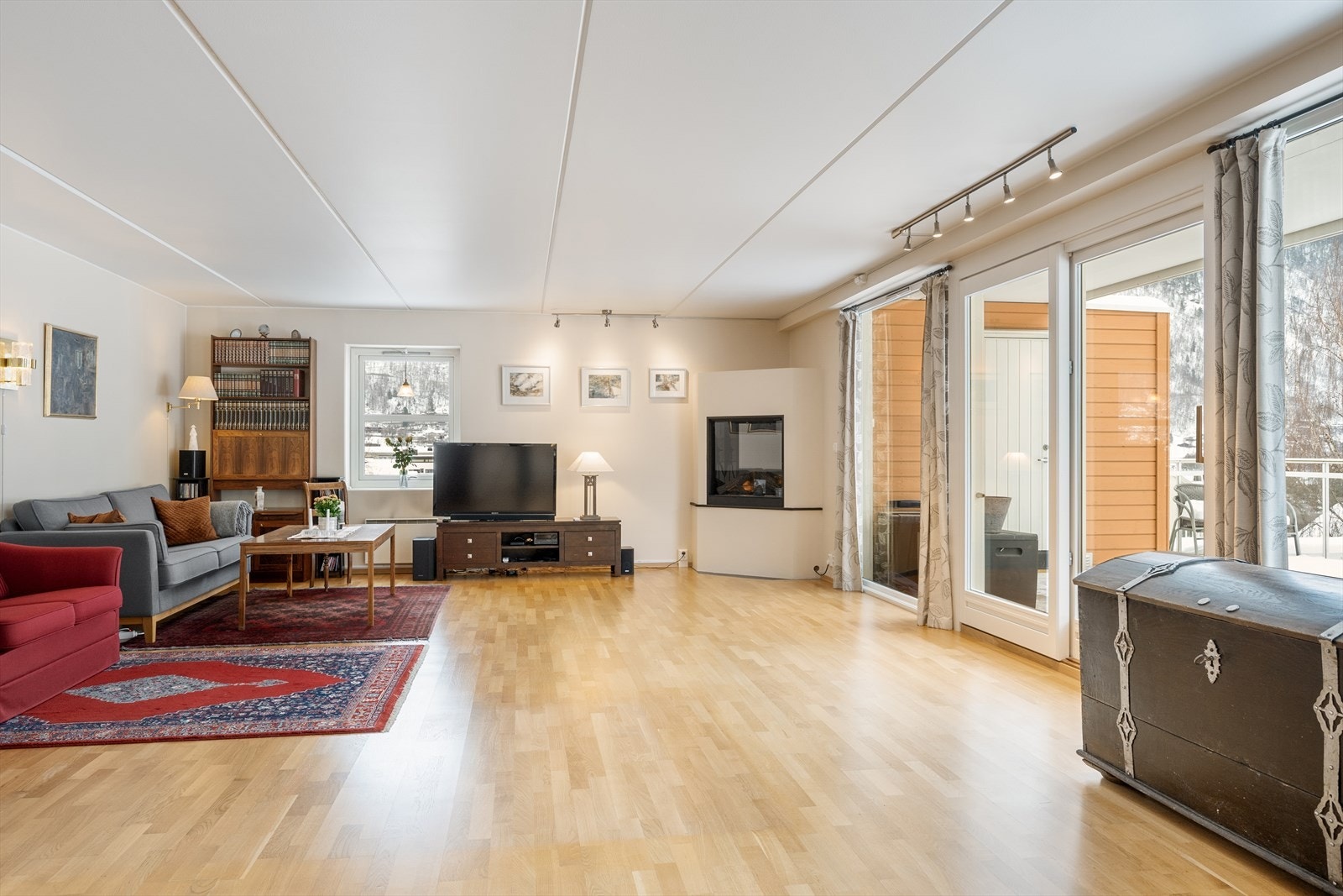 Du kommer inn i en romslig og lys stue. Galleribilde