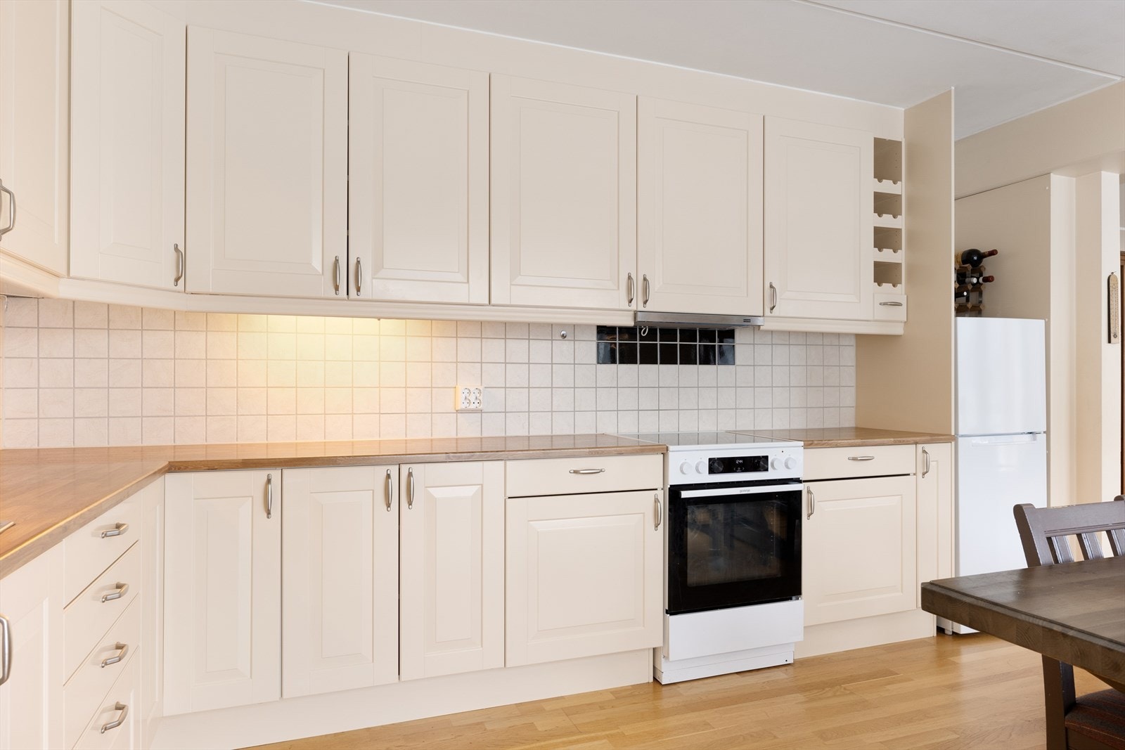 Det er gode arbeidsflater og godt med skapplass. Galleribilde