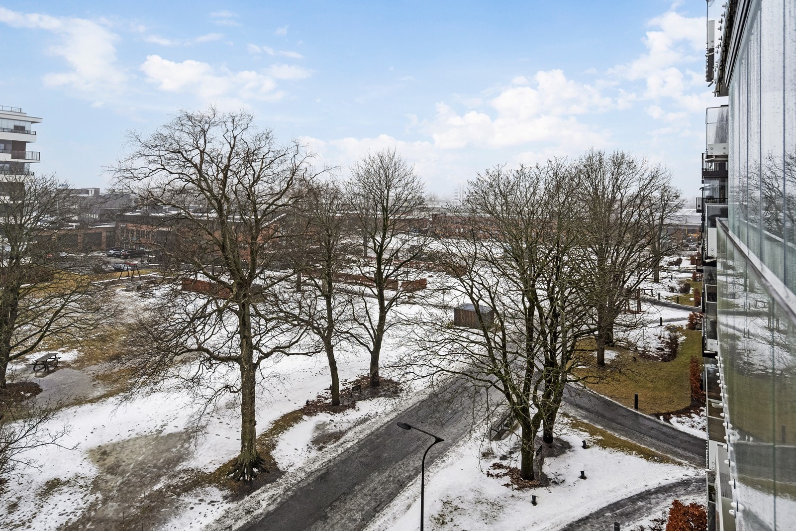 Fra leiligheten er det utsyn over sameiets grønne og velholdte fellesarealer. Galleribilde