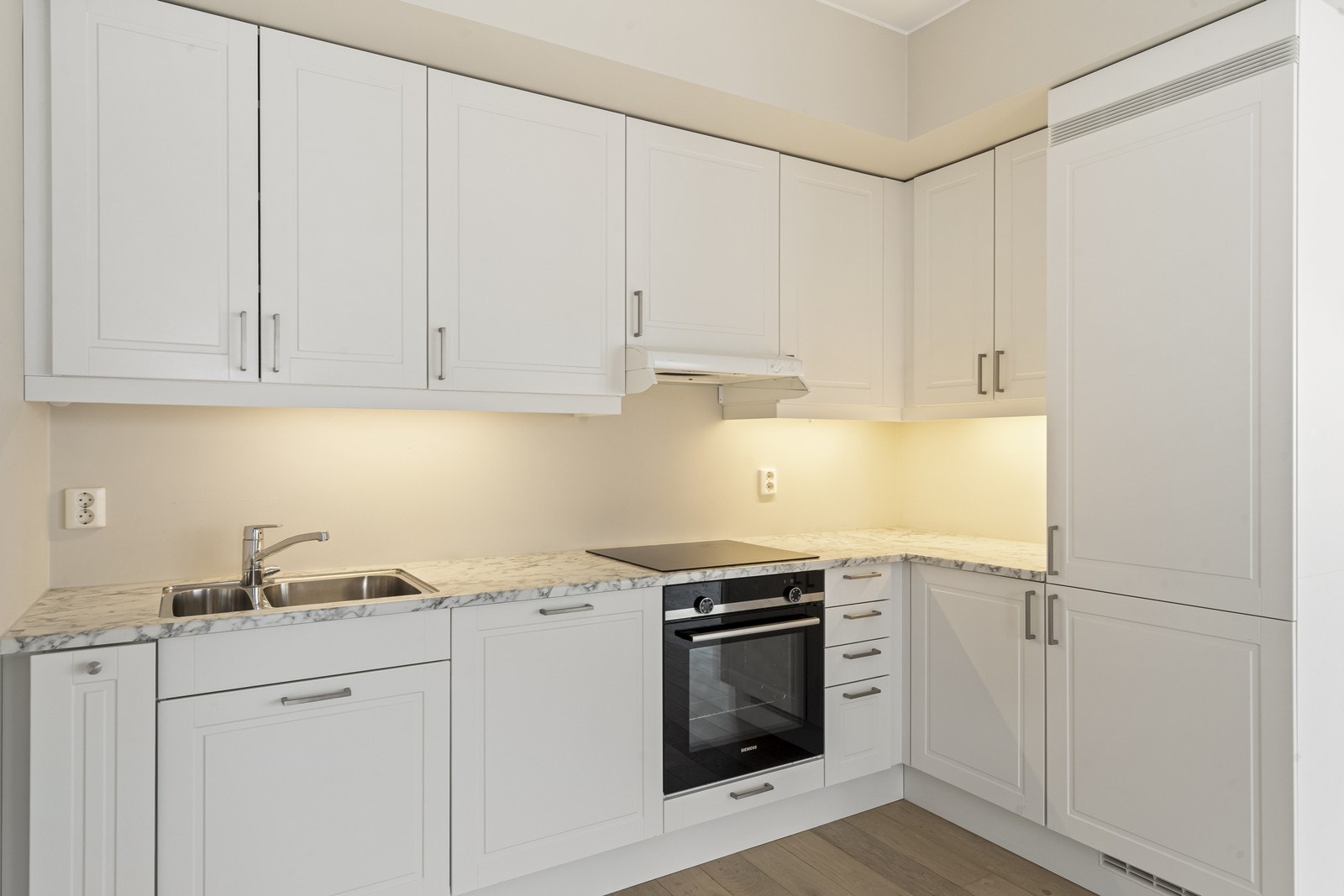 Alle hvitevarer som komfyr, platetopp, kjøl/fryseskap og oppvaskmaskin er integrert. Galleribilde