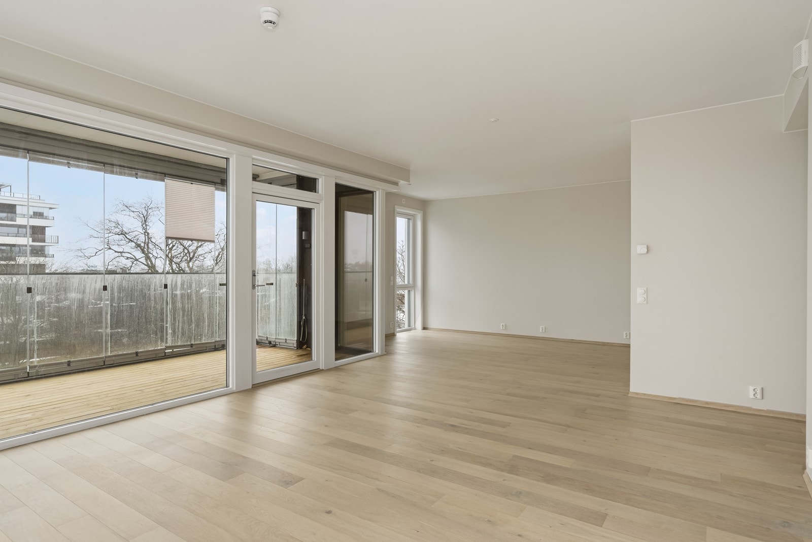 Gjennomgående vannbåren gulvvarme i alle rom sikrer en jevn og behagelig temperatur. Galleribilde