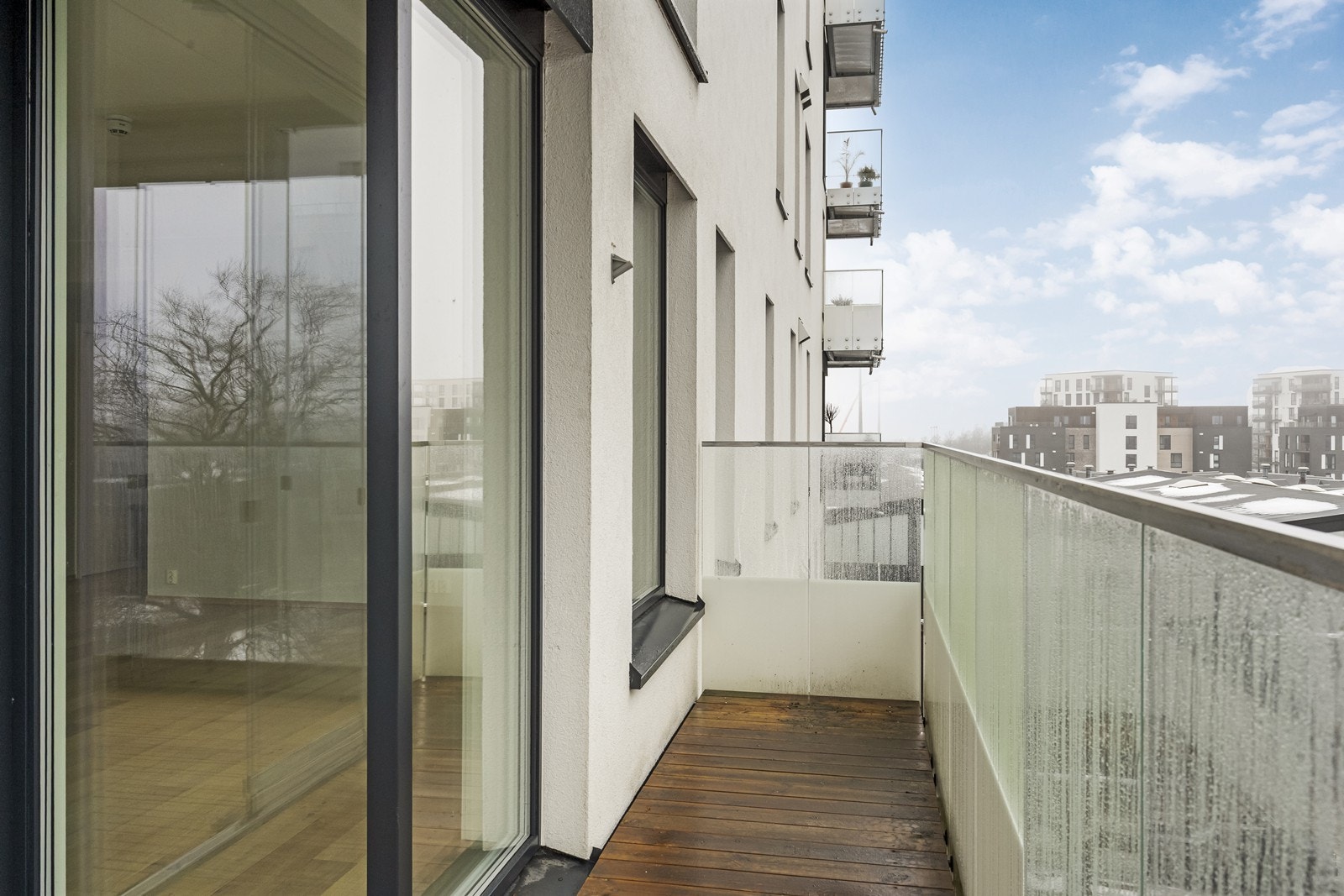 Fra den innglassede delen er det adkomst til en åpen balkong på 8 m². Galleribilde