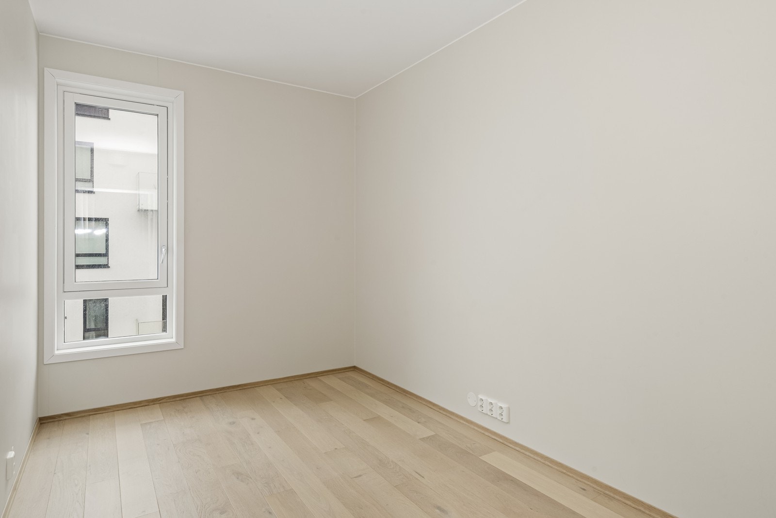 Rommet har slettmalte flater og parkett på gulv, klart for innredning. Galleribilde