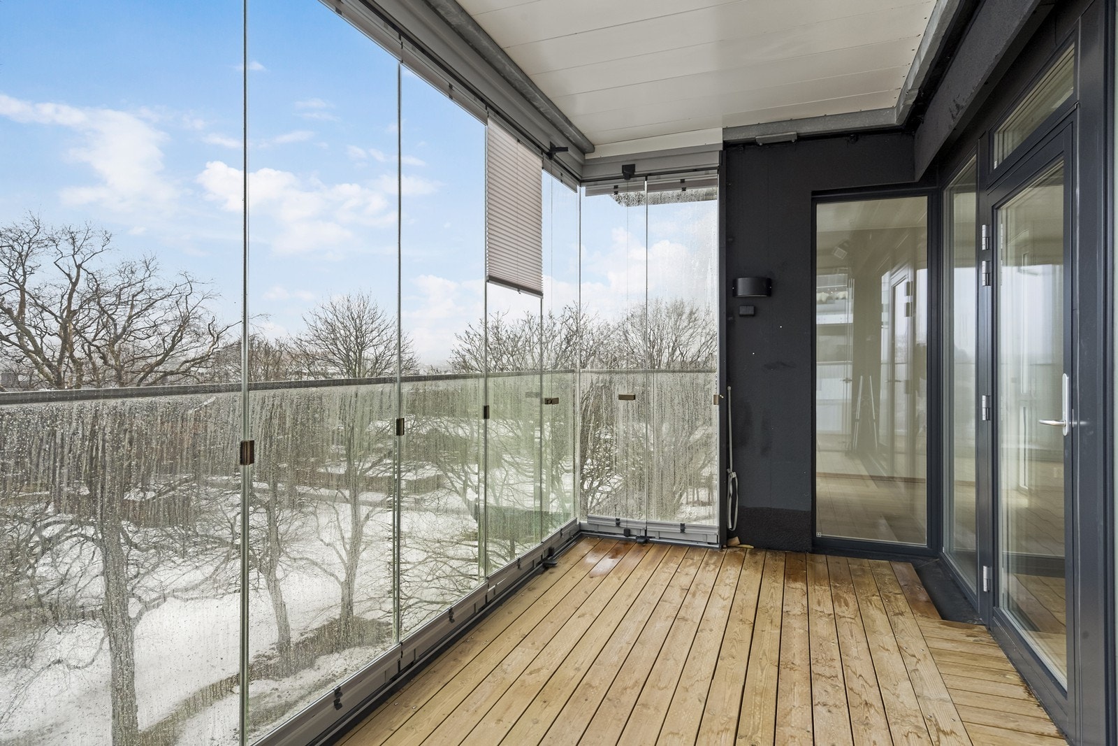 Fra stuen er det utgang til en romslig, innglasset balkong på 11 m². Galleribilde