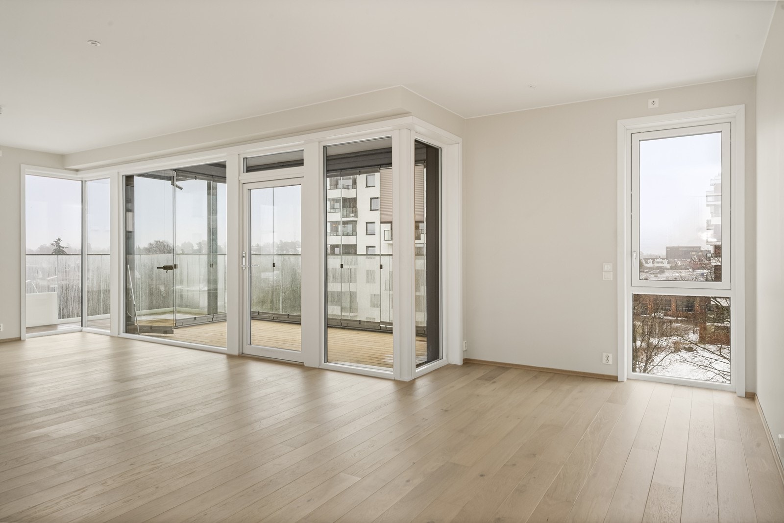 De store glassflatene visker ut skillet mellom inne- og uterom. Galleribilde